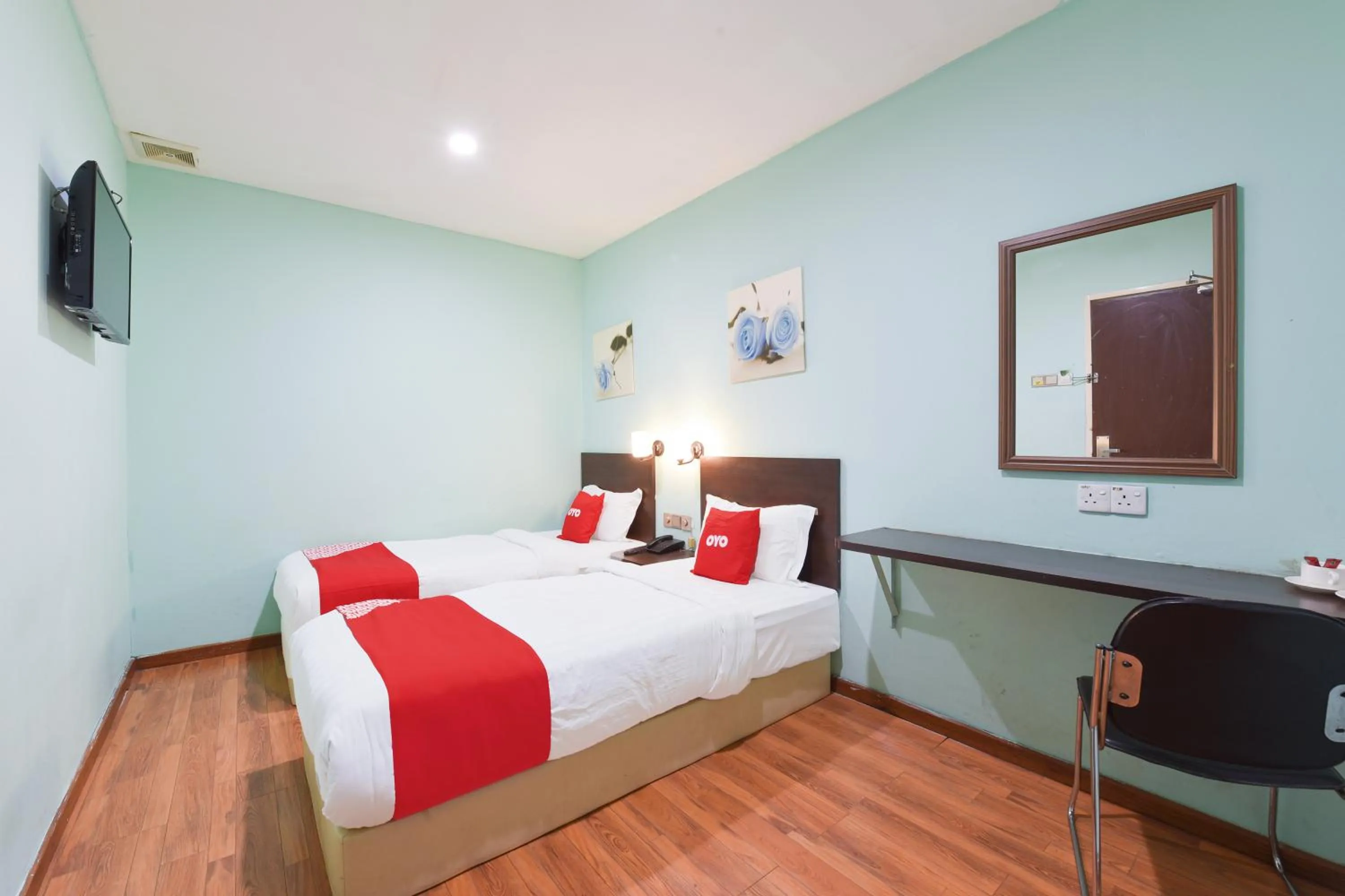 Photo of the whole room, Bed in Dancenter G Home Hotel