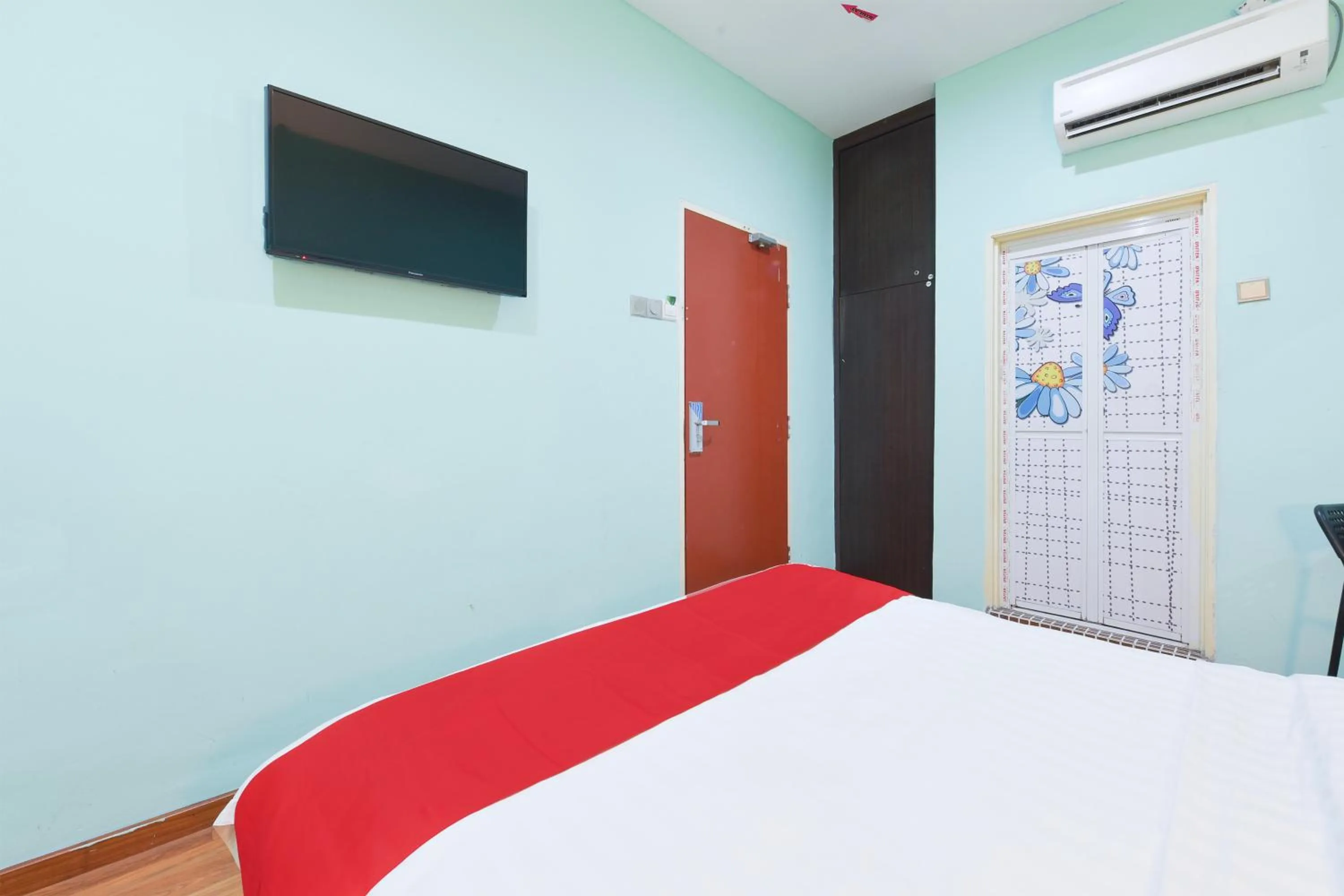 Photo of the whole room, Bed in Dancenter G Home Hotel