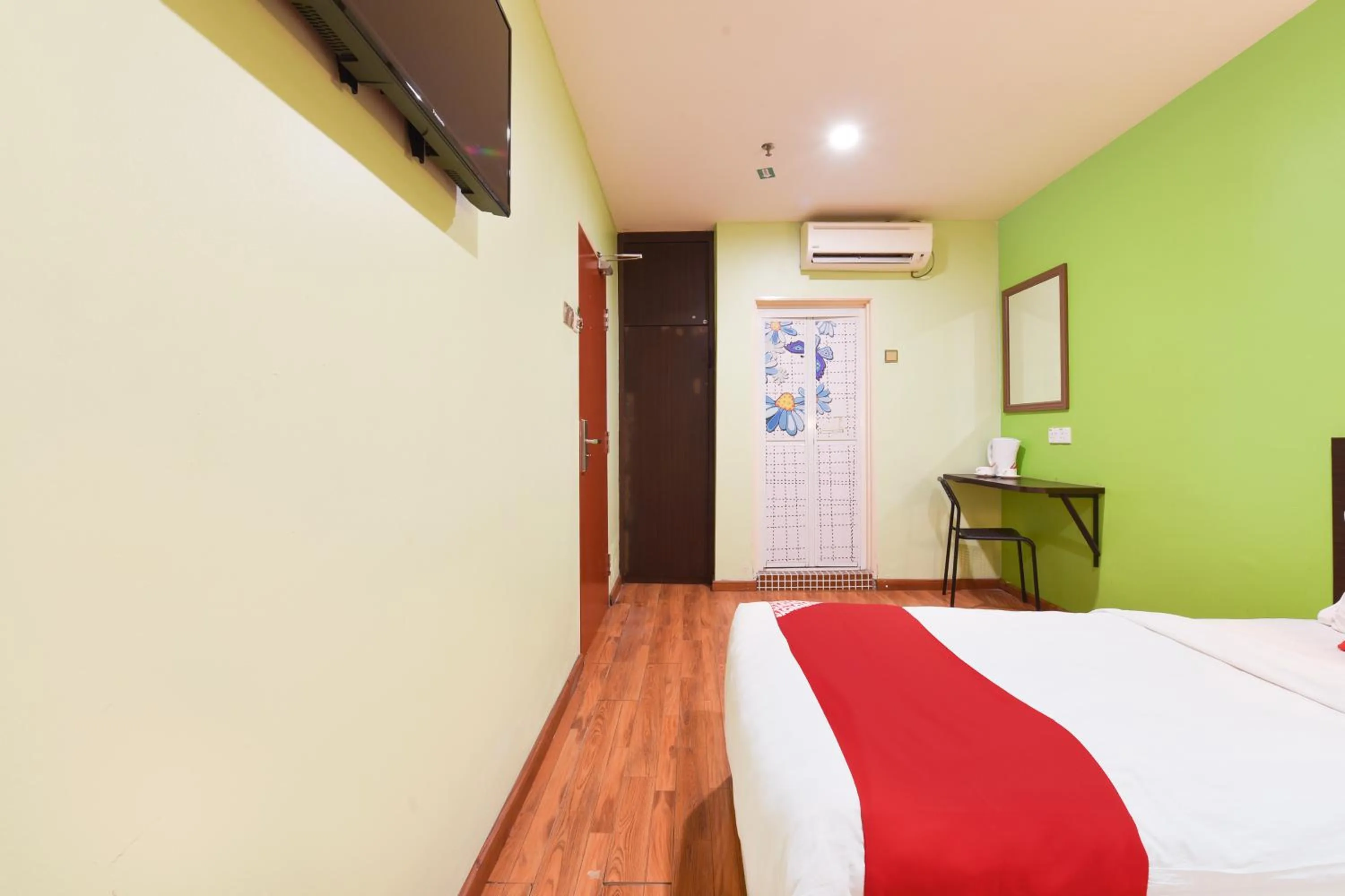 Photo of the whole room, Bed in Dancenter G Home Hotel