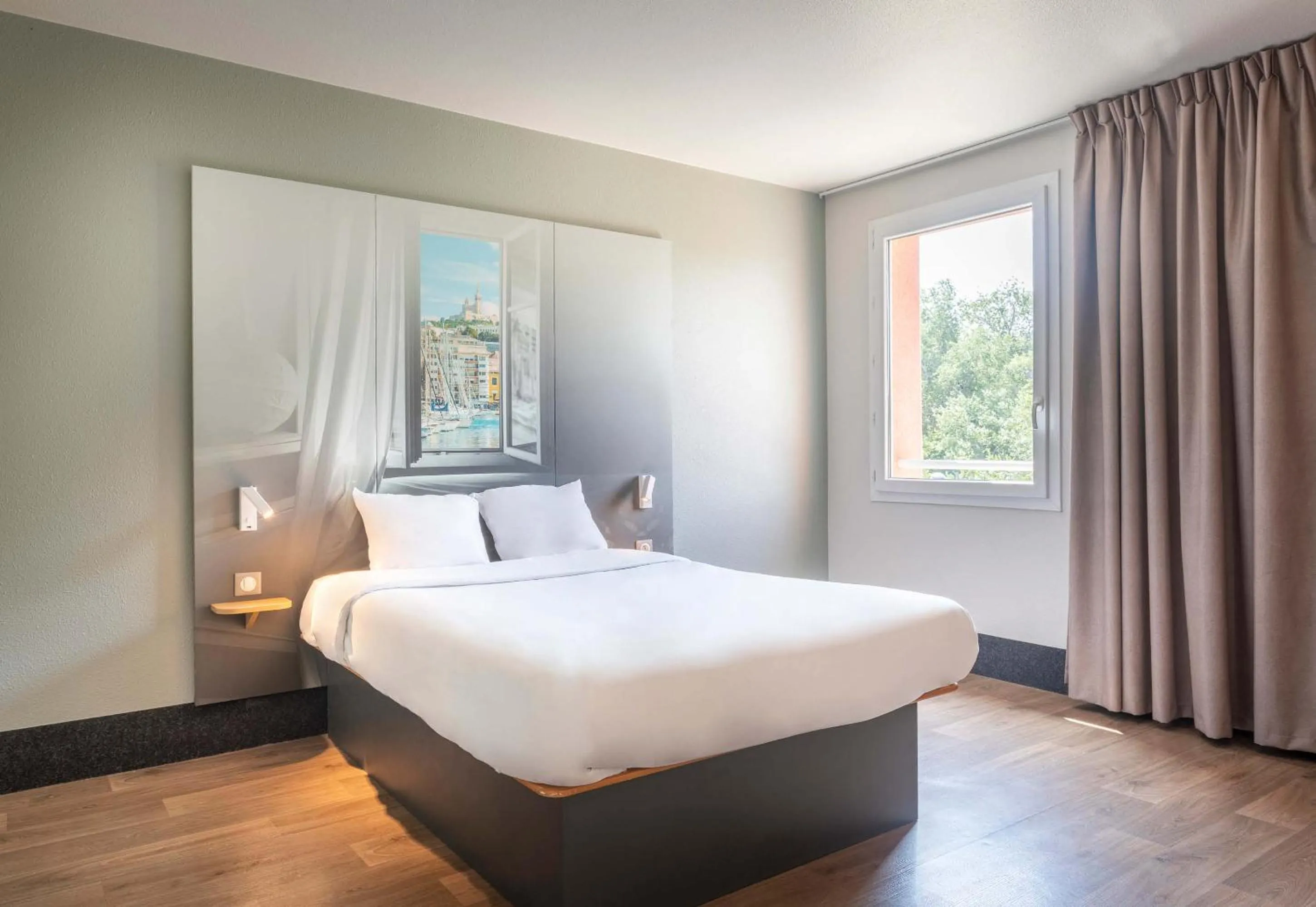 Bedroom, Bed in B&B HOTEL Marseille Aéroport Saint-Victoret