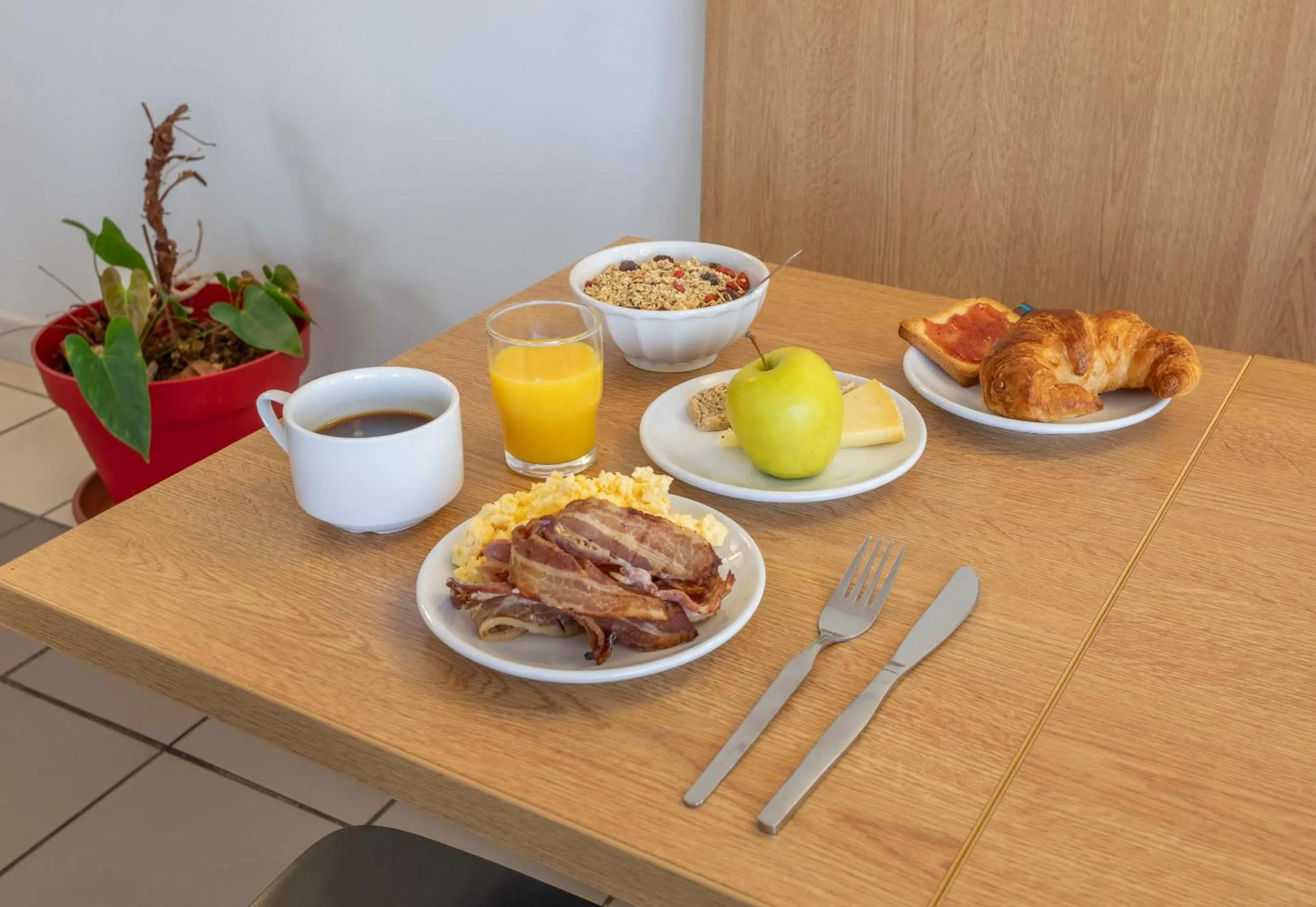 Breakfast in B&B HOTEL Marseille Aéroport Saint-Victoret