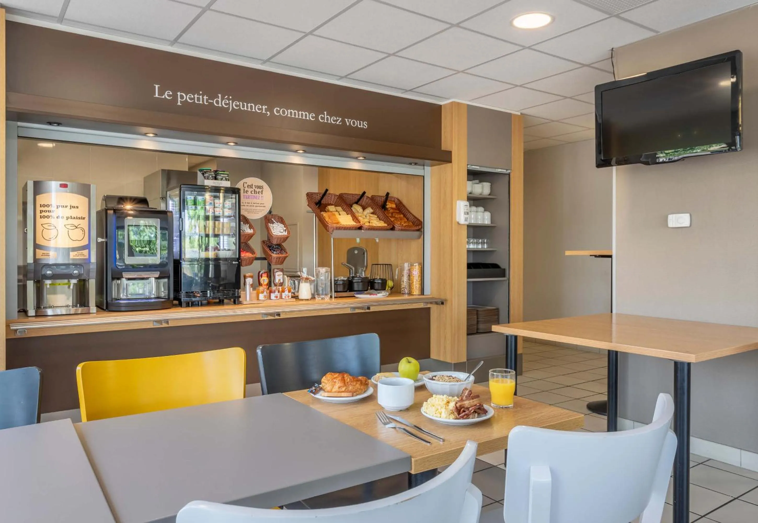 Restaurant/places to eat in B&B HOTEL Marseille Aéroport Saint-Victoret