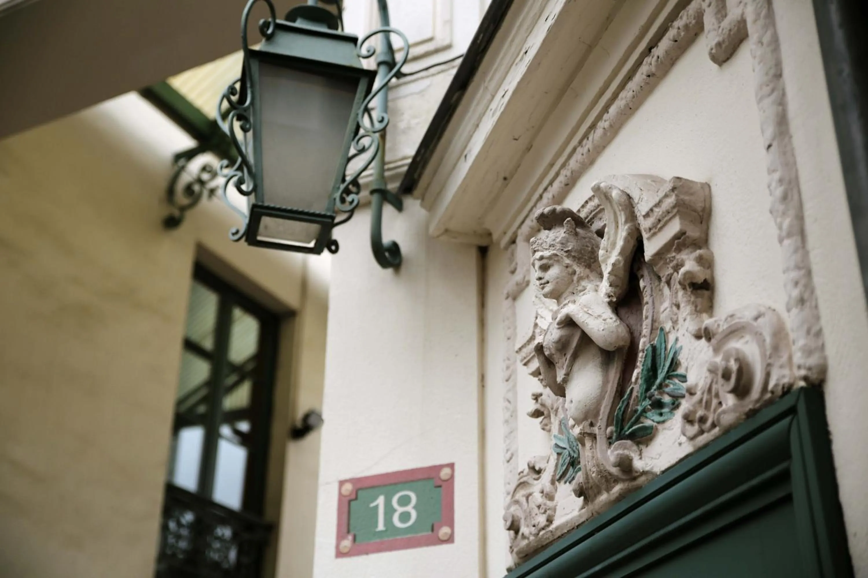 Facade/entrance in Hôtel du Cheval Rouge