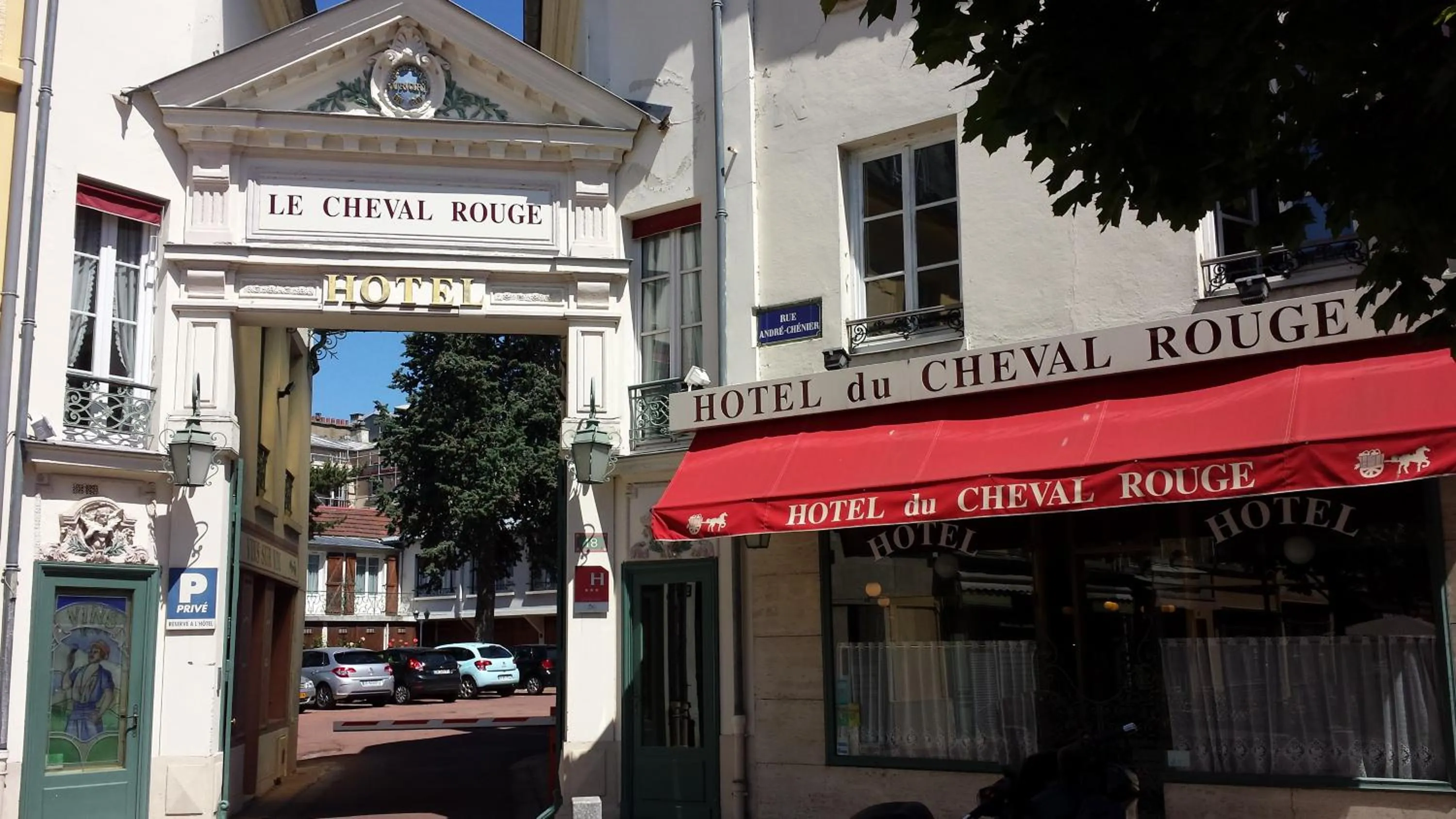 Facade/entrance in Hôtel du Cheval Rouge