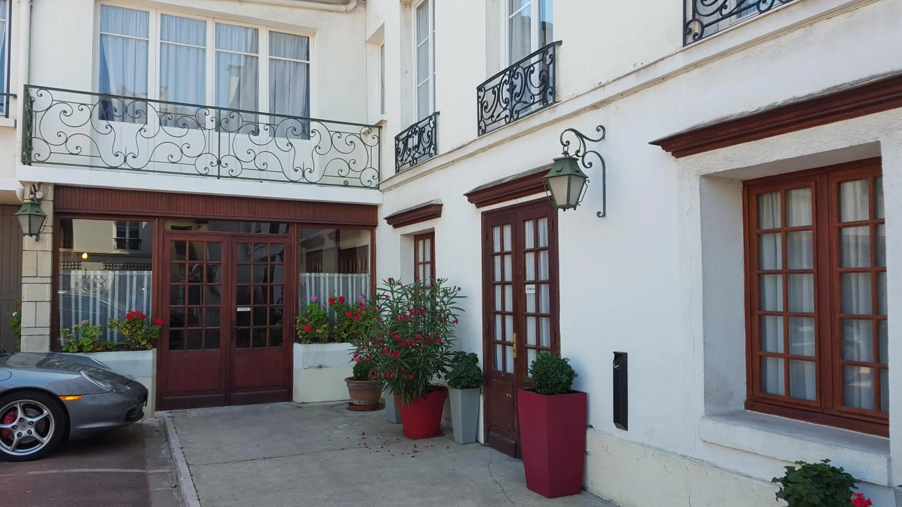 Facade/entrance in Hôtel du Cheval Rouge