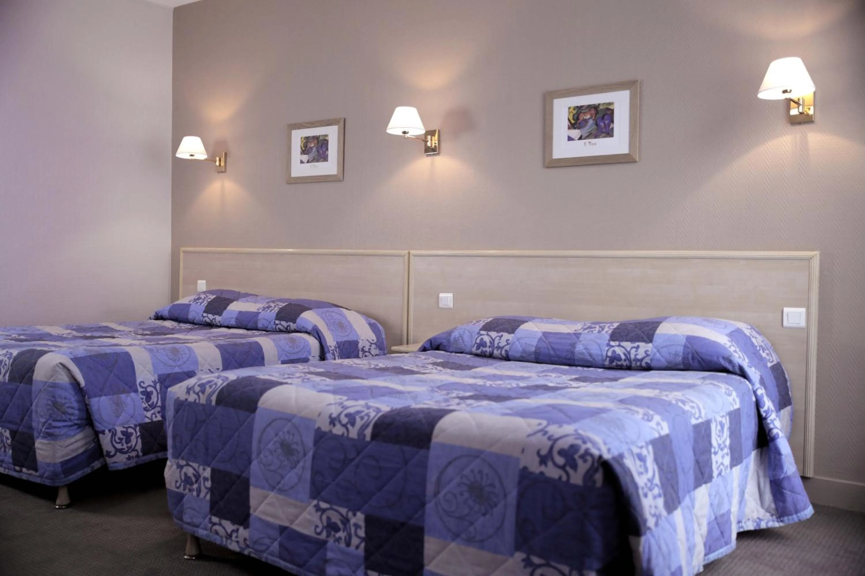 Photo of the whole room, Bed in Hôtel du Cheval Rouge