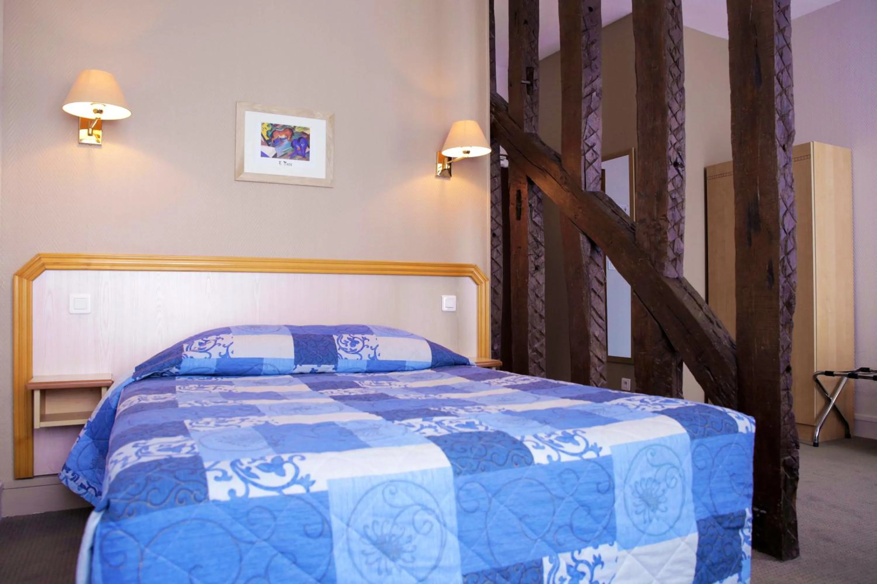 Bed in Hôtel du Cheval Rouge