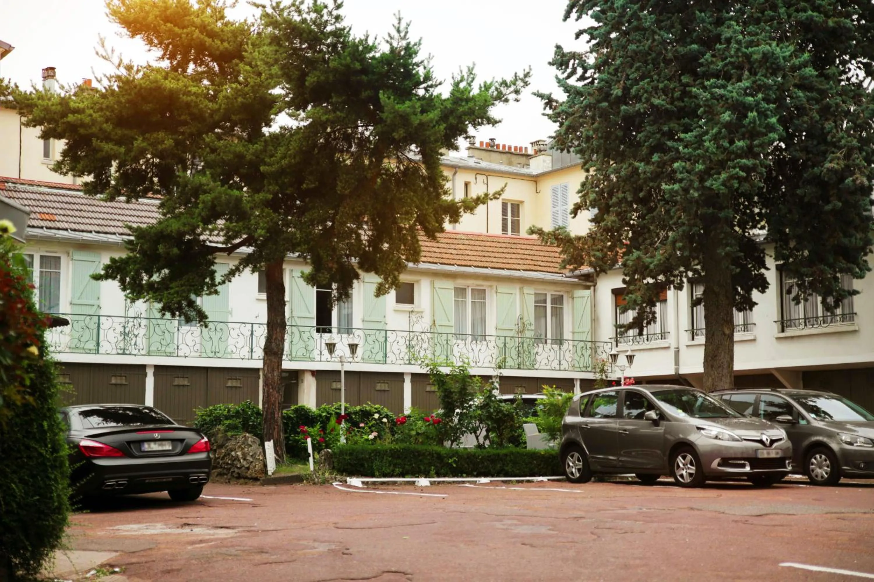 Garden view in Hôtel du Cheval Rouge