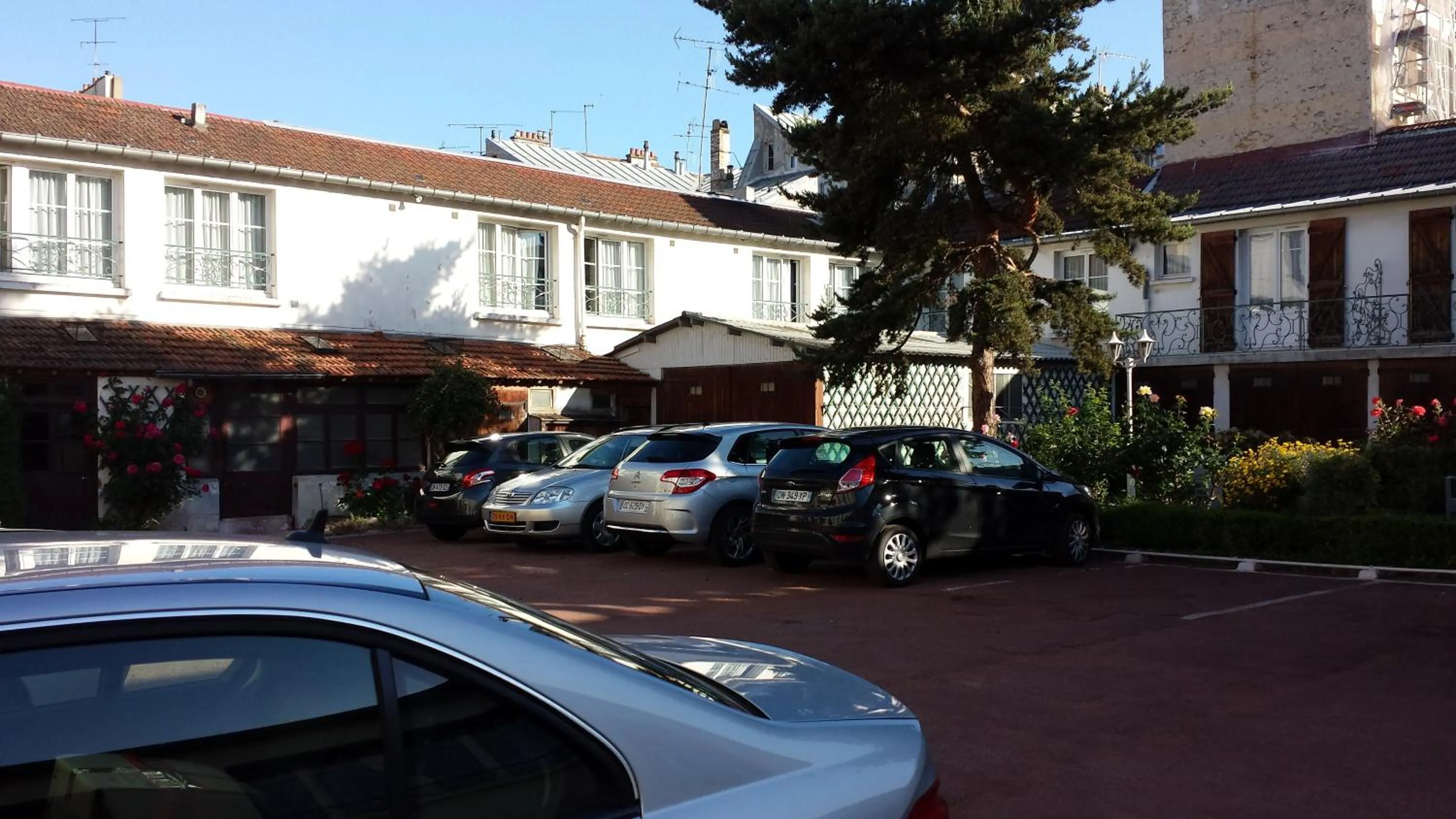 Garden view in Hôtel du Cheval Rouge