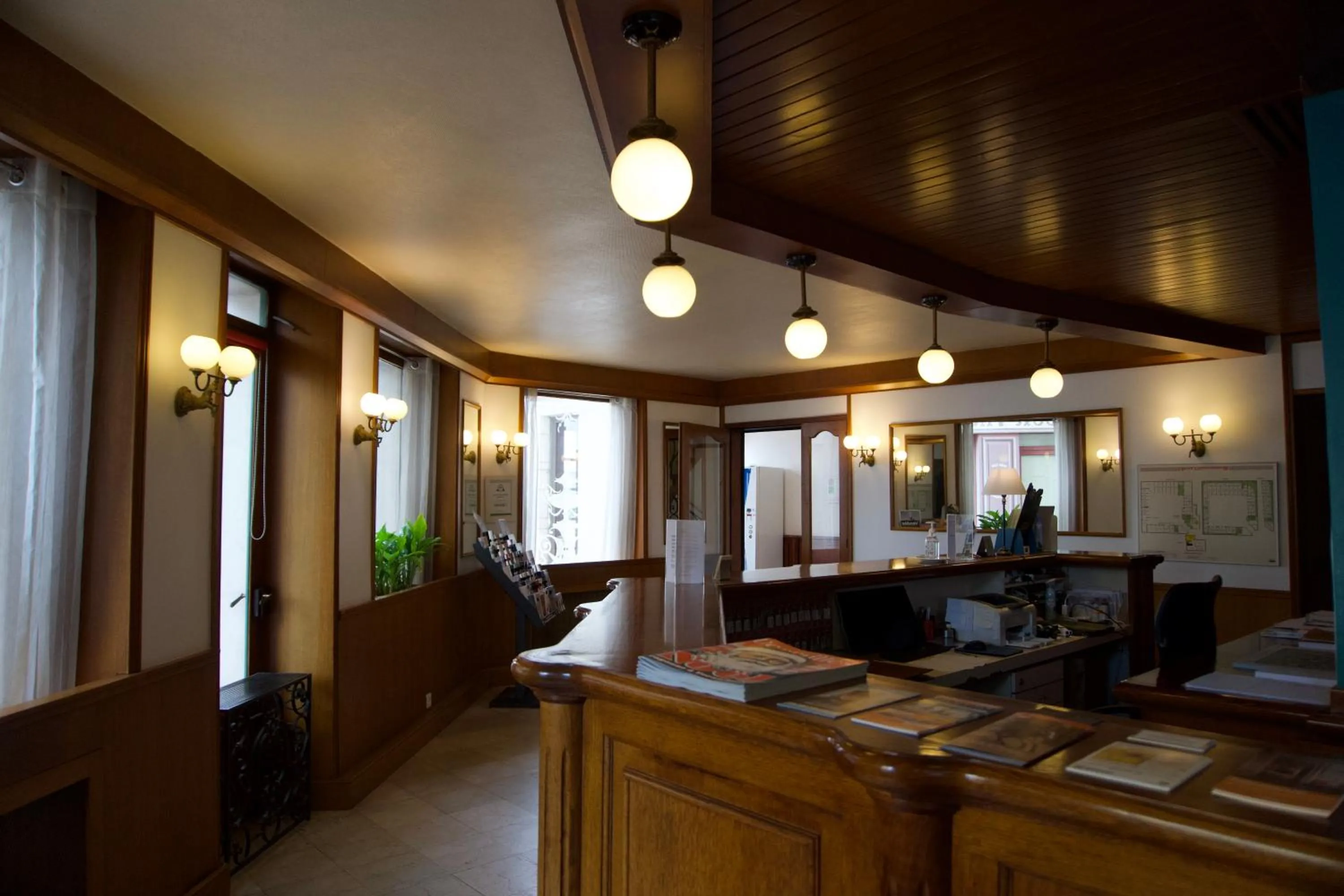 Lobby or reception in Hôtel du Cheval Rouge