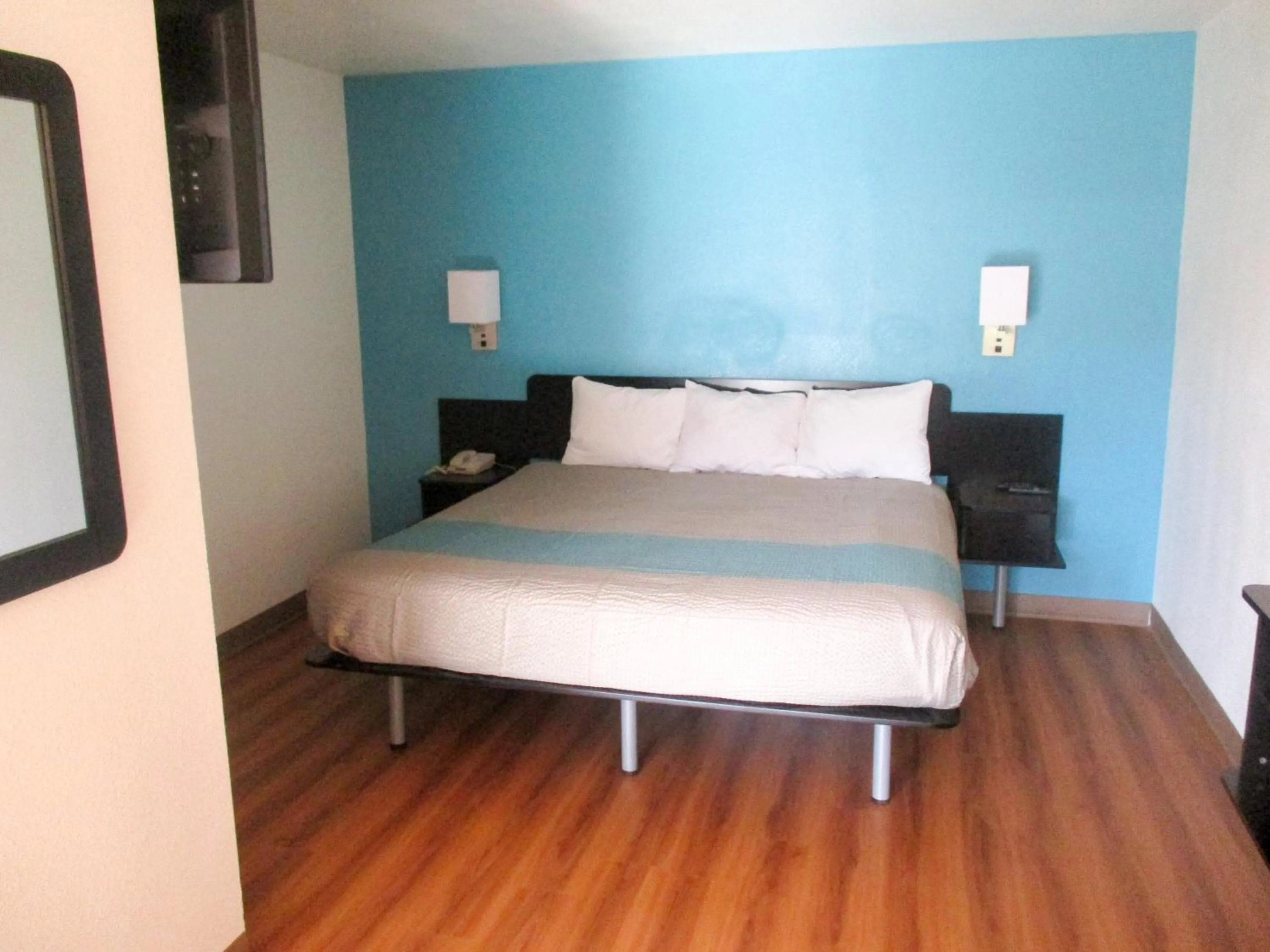 Bedroom, Bed in Motel 6-Prairie Du Chien, WI