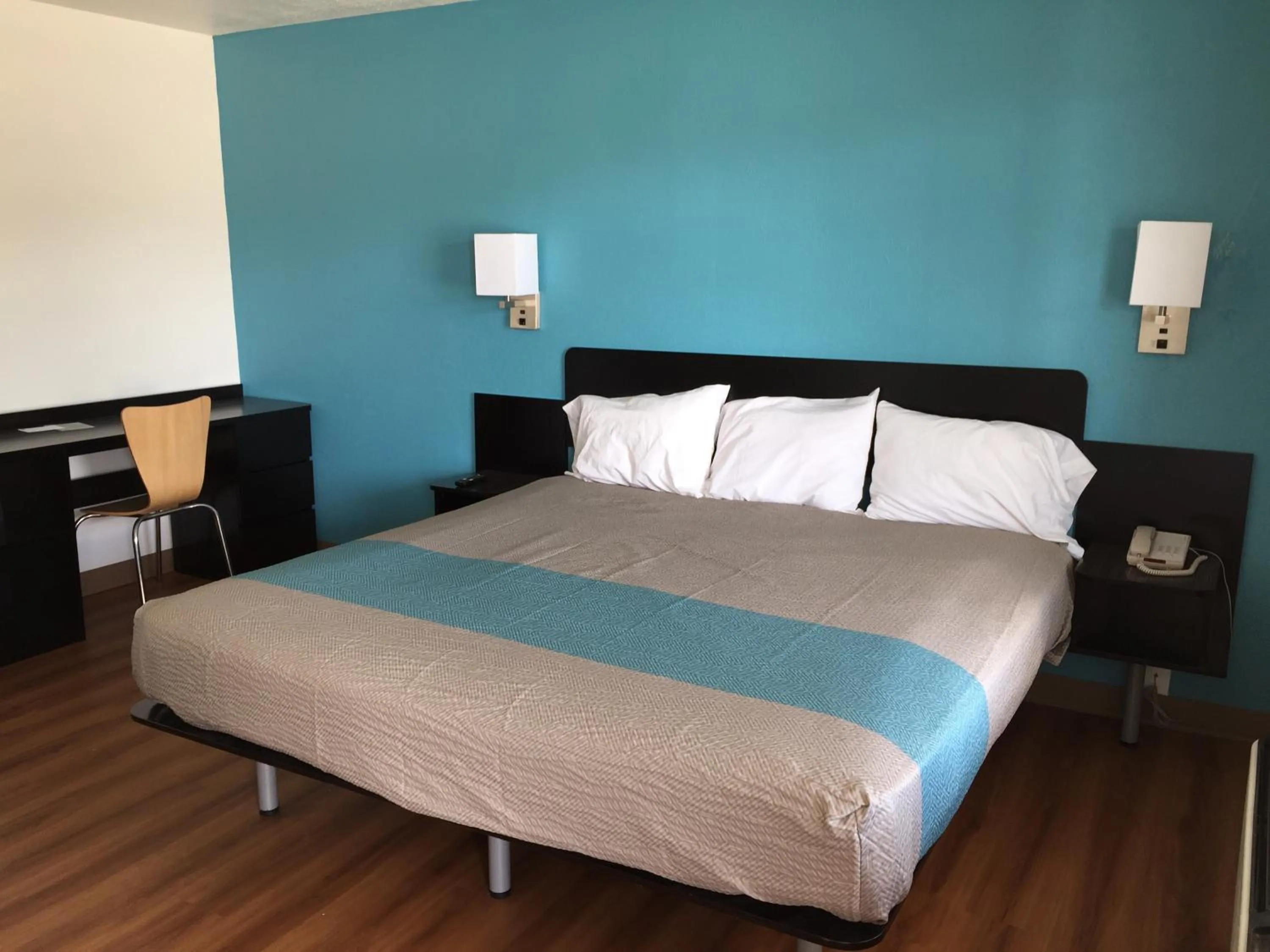 Bedroom, Bed in Motel 6-Prairie Du Chien, WI