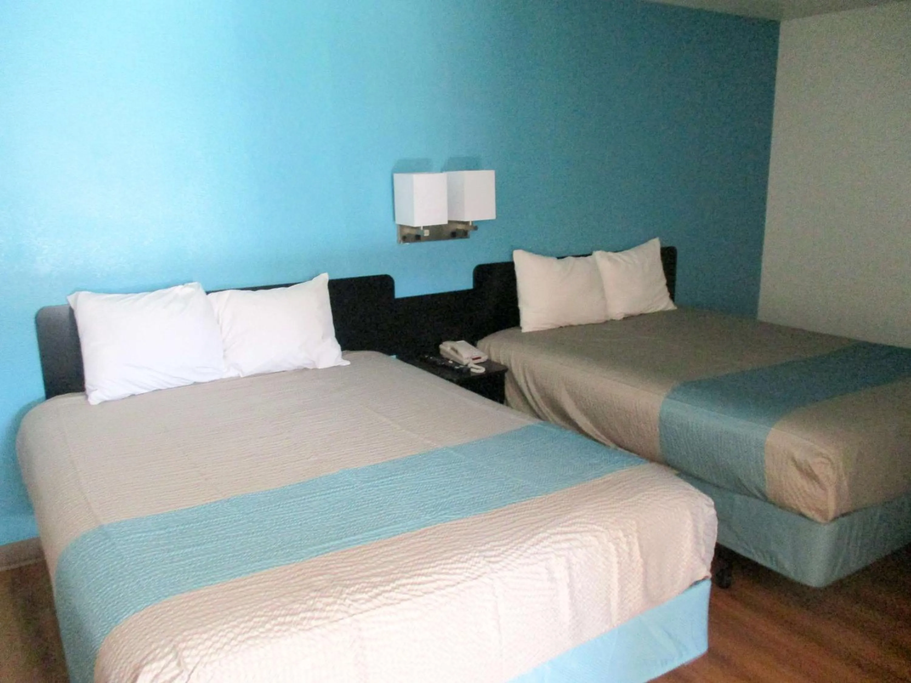 Photo of the whole room, Bed in Motel 6-Prairie Du Chien, WI