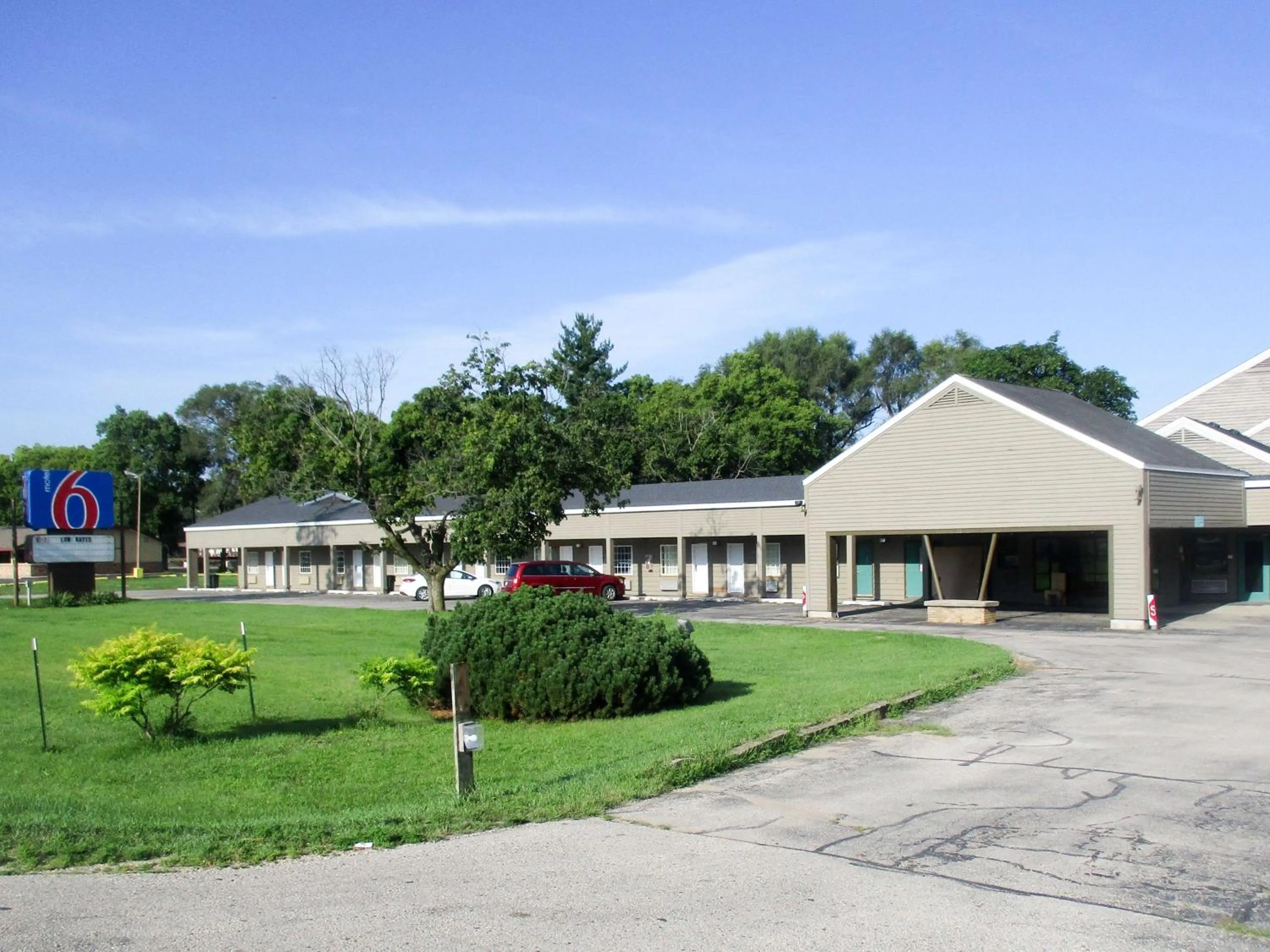 Property building in Motel 6-Prairie Du Chien, WI