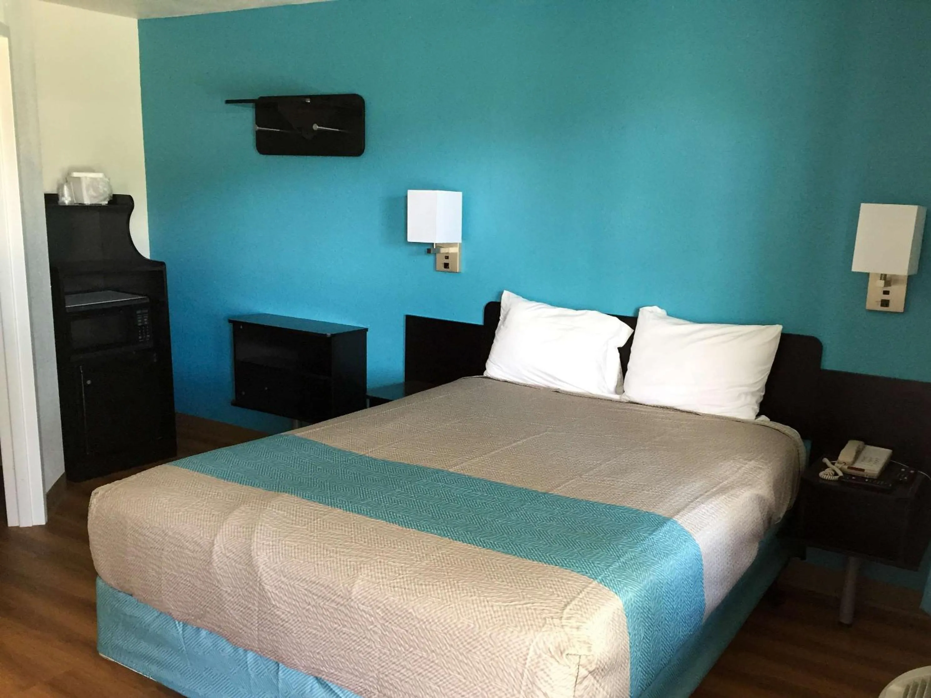 Photo of the whole room, Bed in Motel 6-Prairie Du Chien, WI