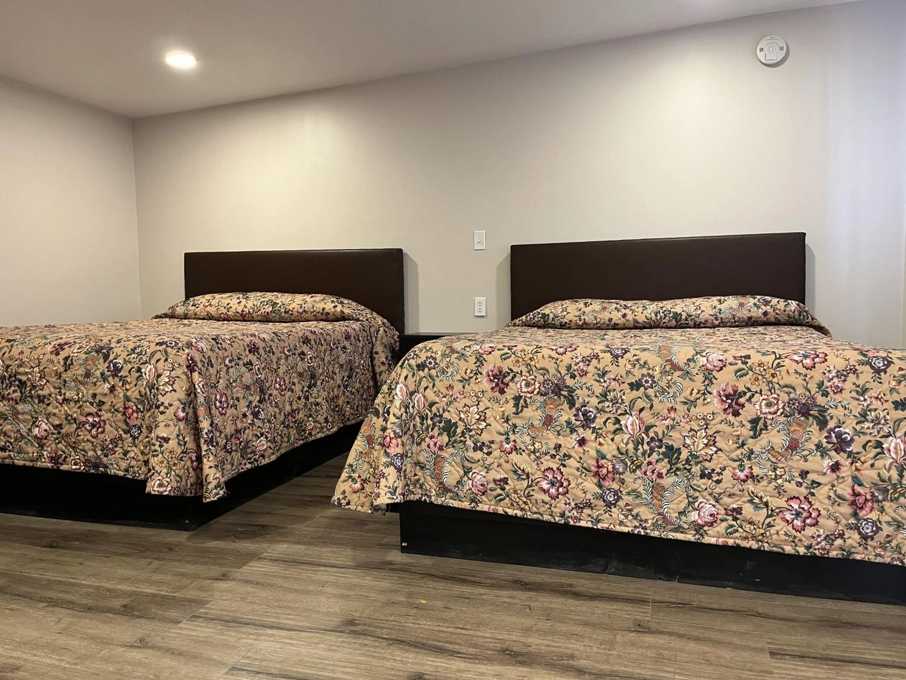 Bed in Kluane Park Inn