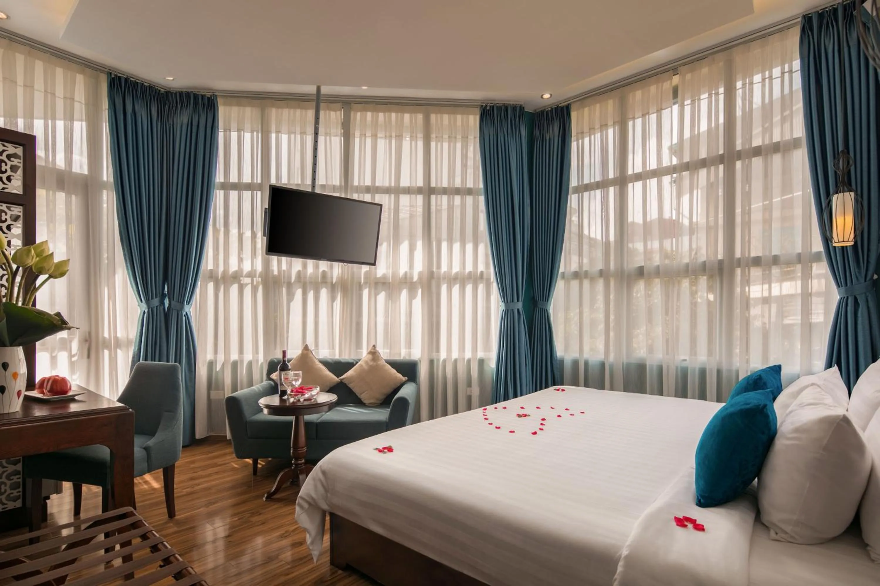 Photo of the whole room, Bed in Hanoi Chic Boutique Hotel