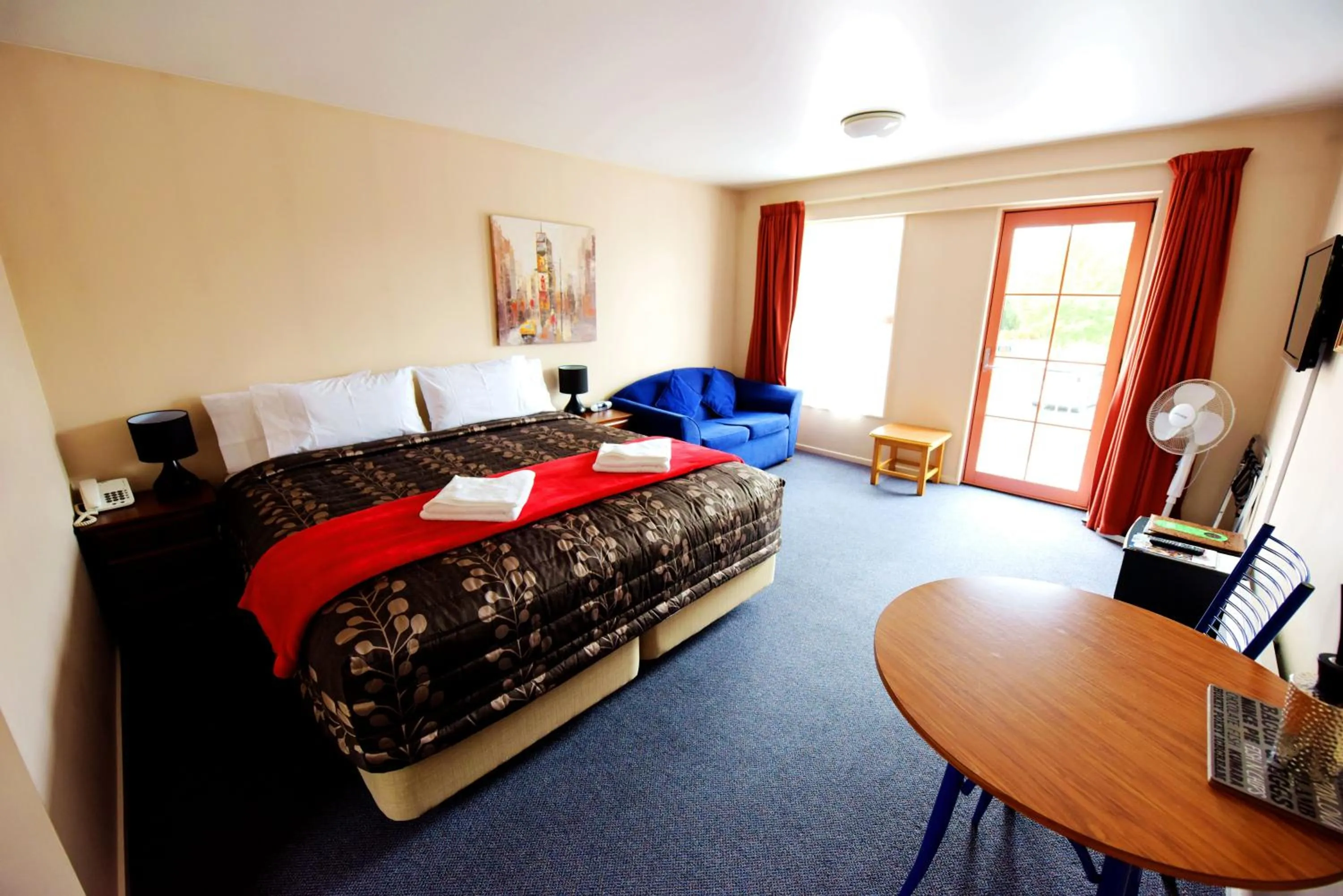 Photo of the whole room, Bed in Addington Stadium Motel