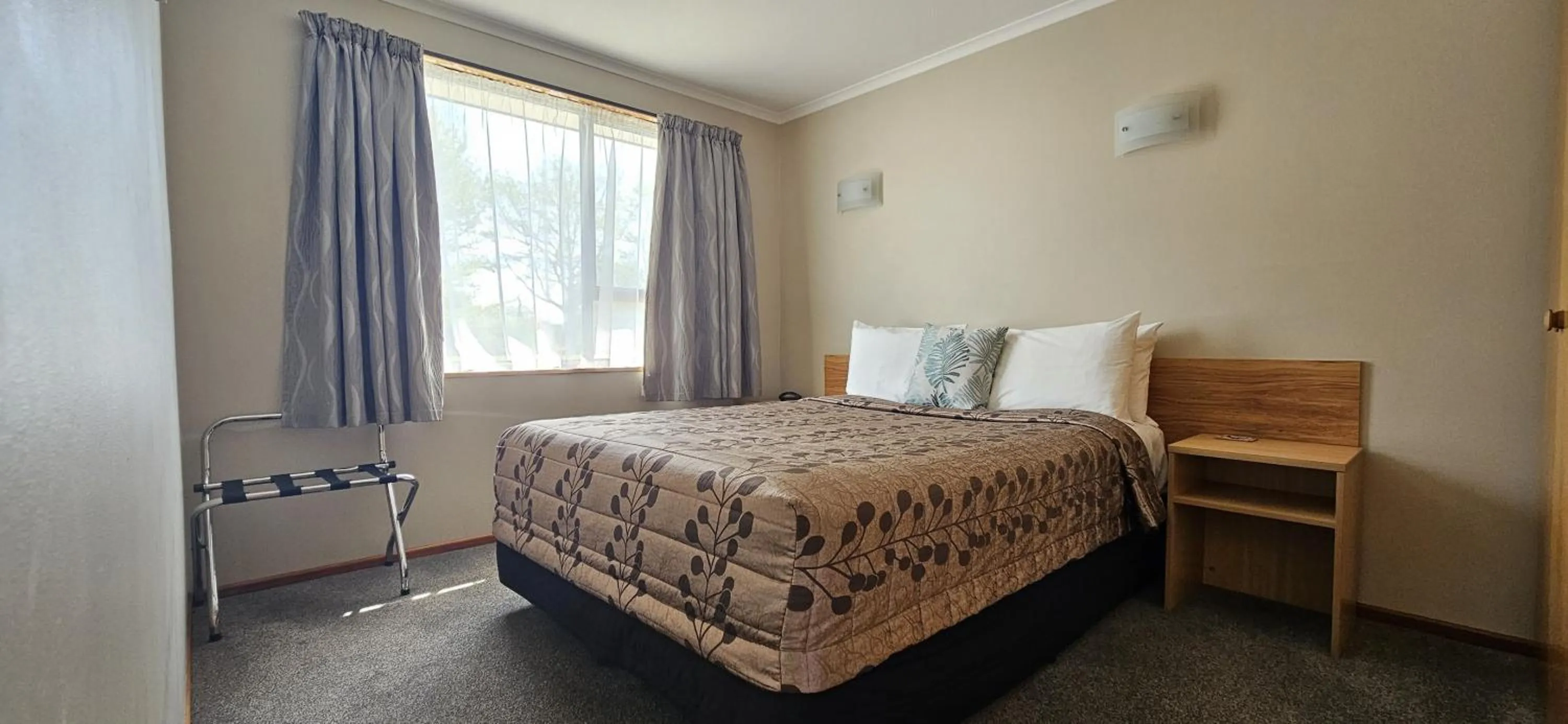 Bed in Broadview Motel