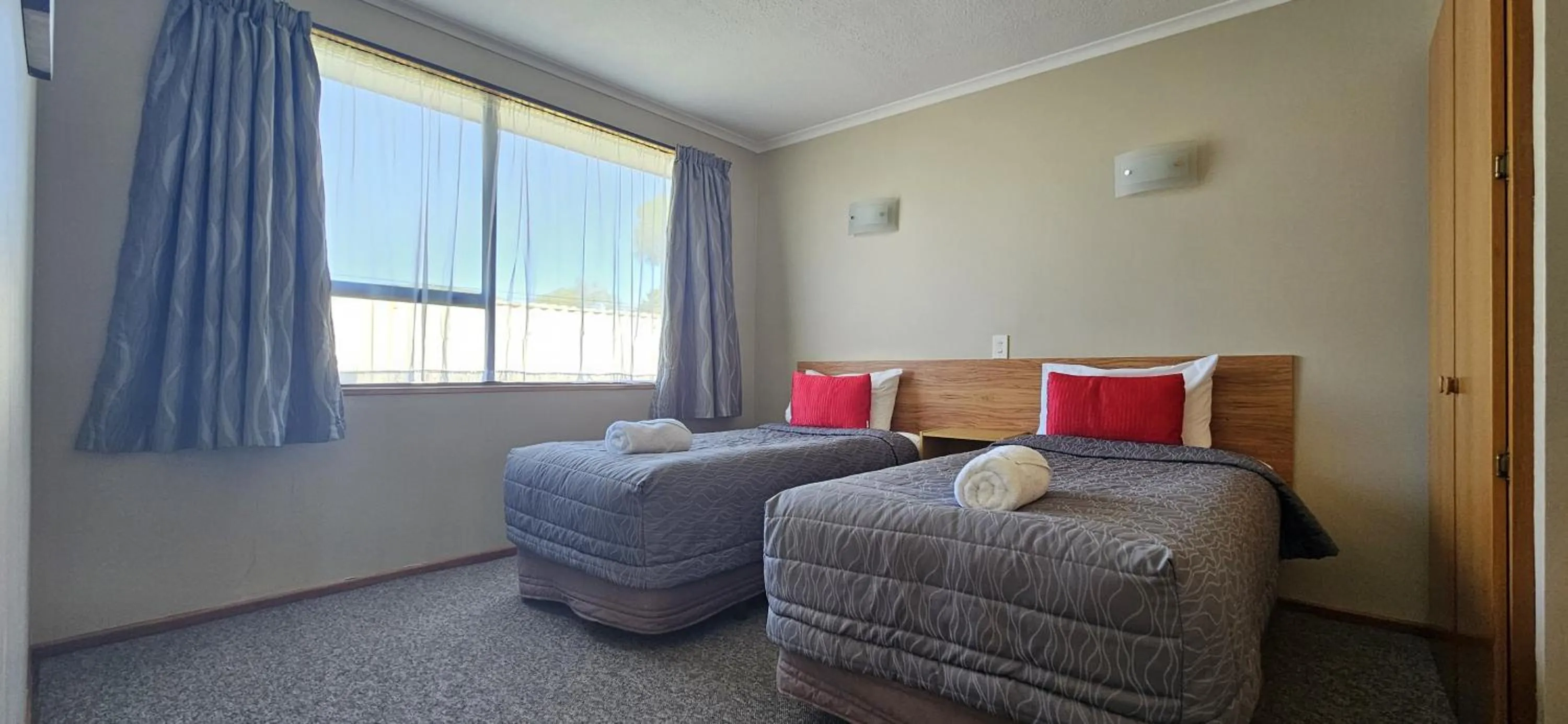 Bed in Broadview Motel