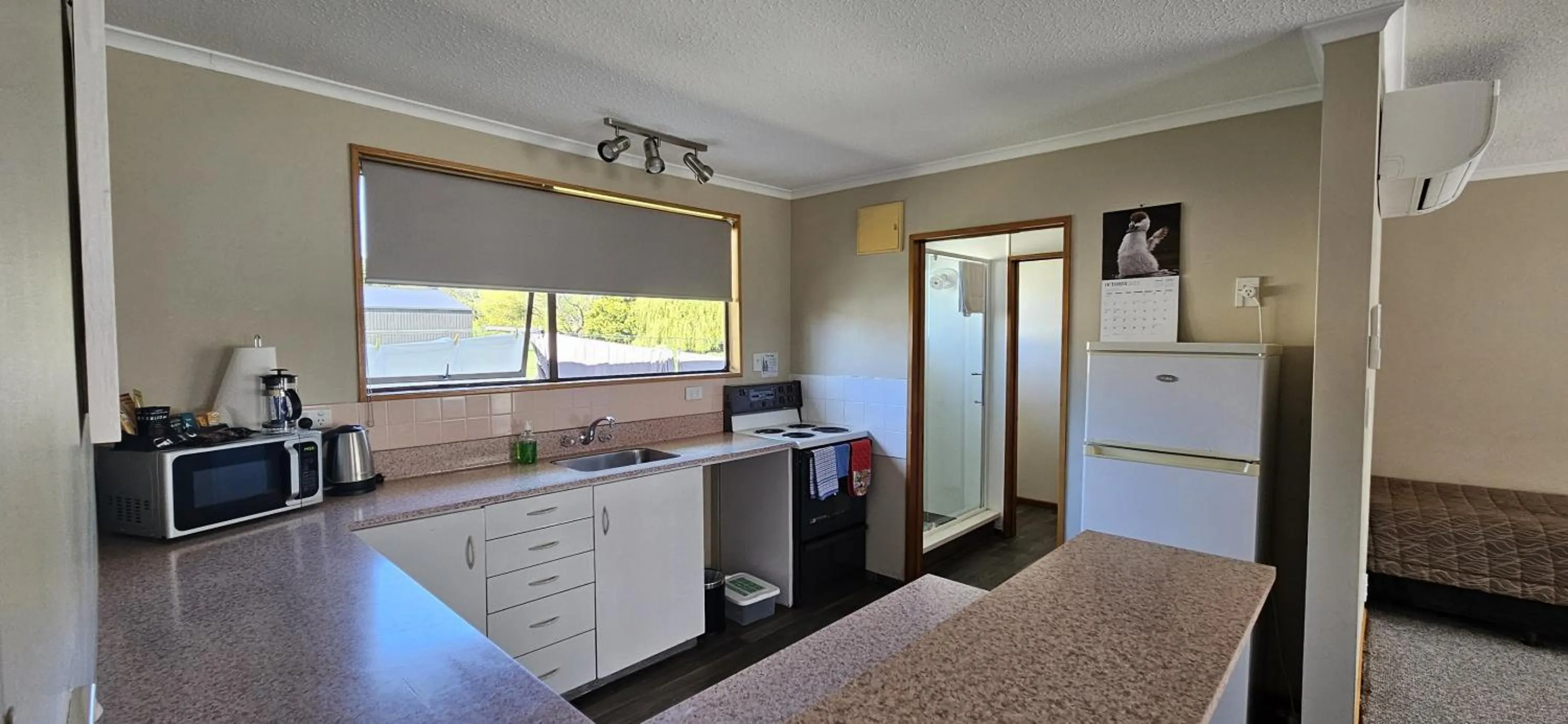 Coffee/tea facilities in Broadview Motel