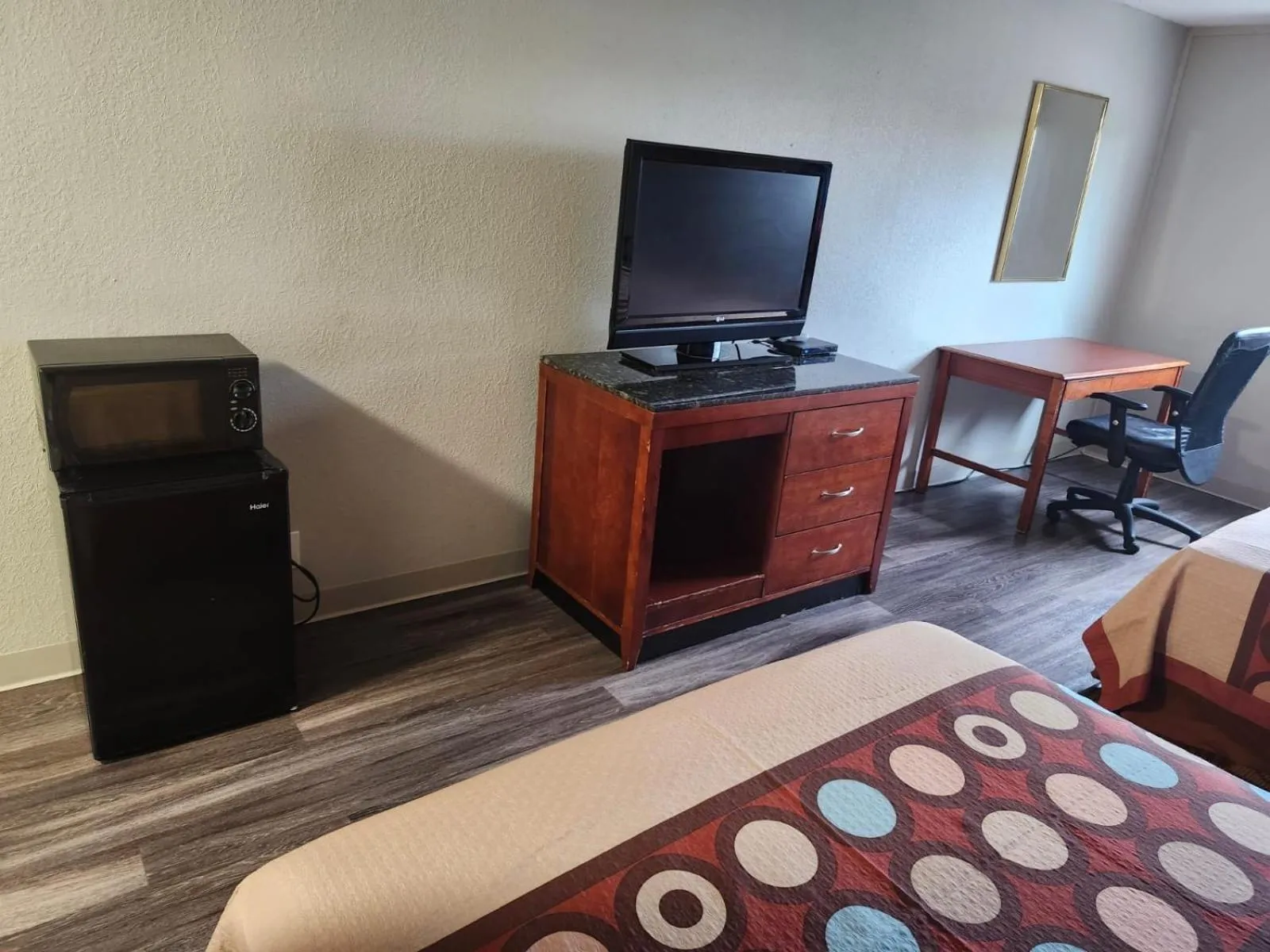 Bedroom in Airport Inn Flint Airport