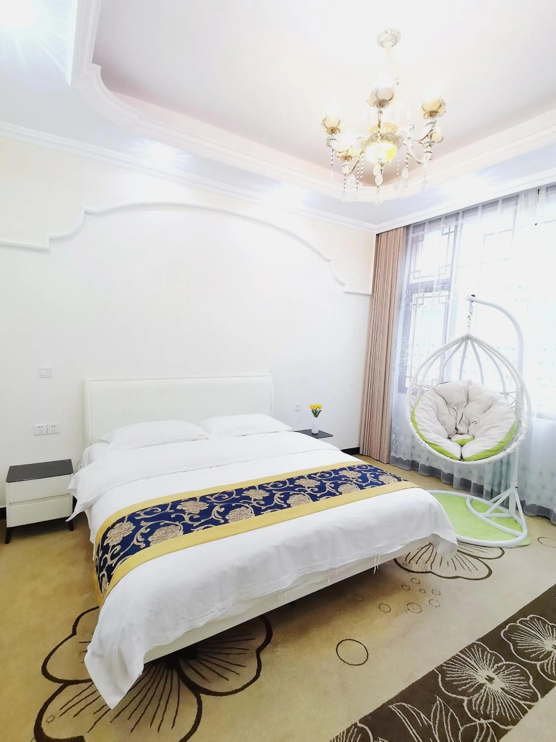 Bed in Emeishan Moon Bay Hotel