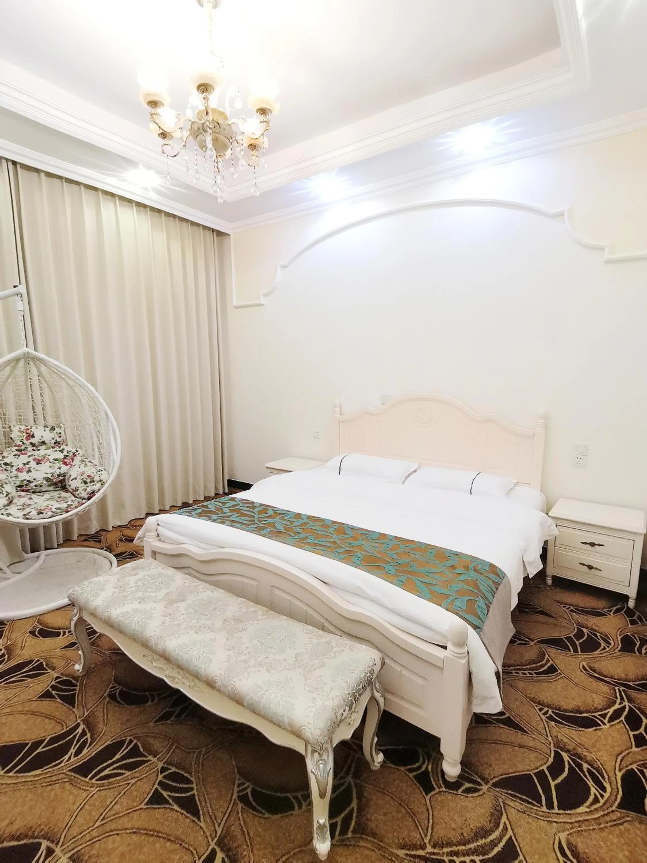 Bed in Emeishan Moon Bay Hotel