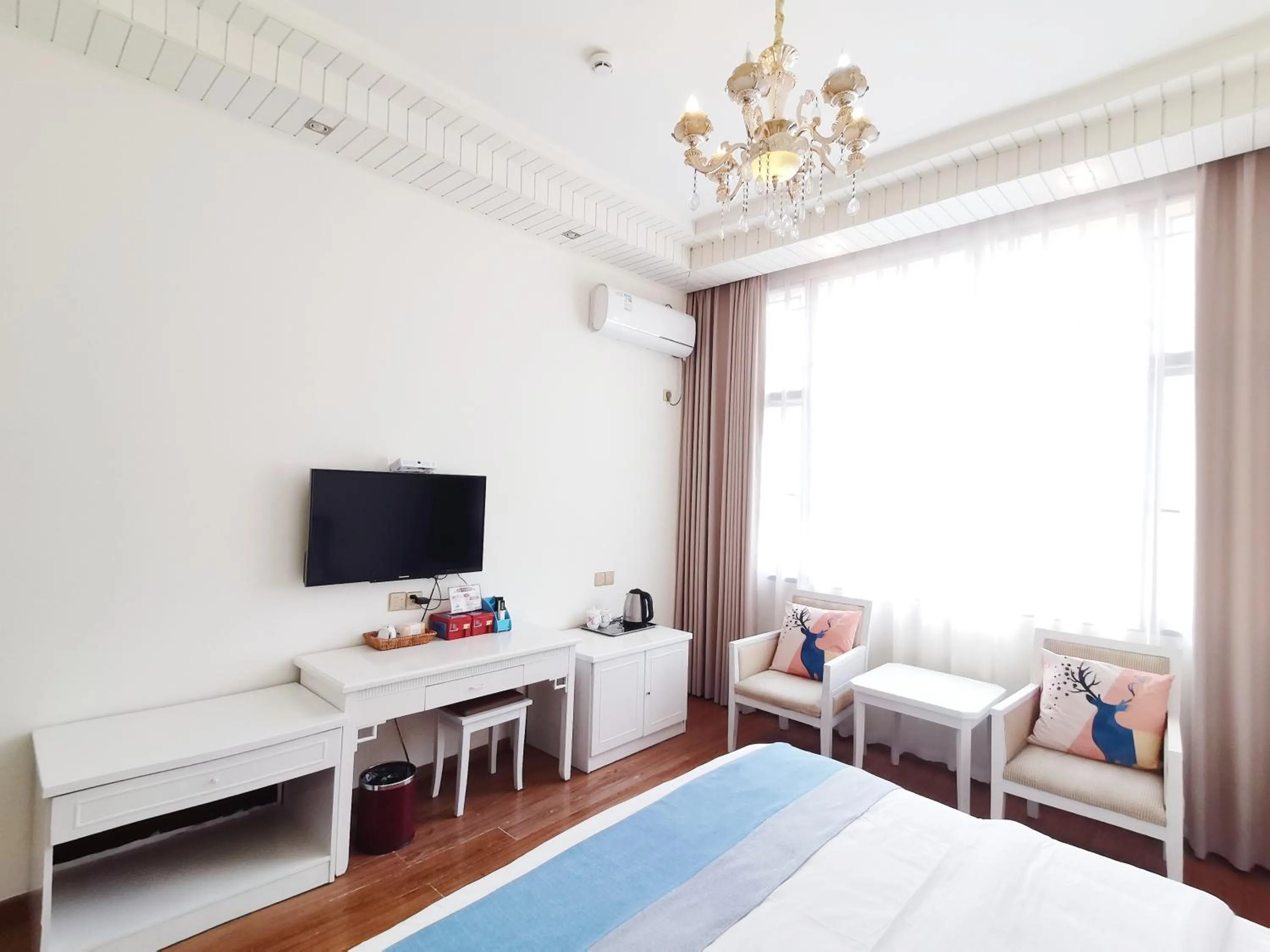 Seating area, Bed in Emeishan Moon Bay Hotel
