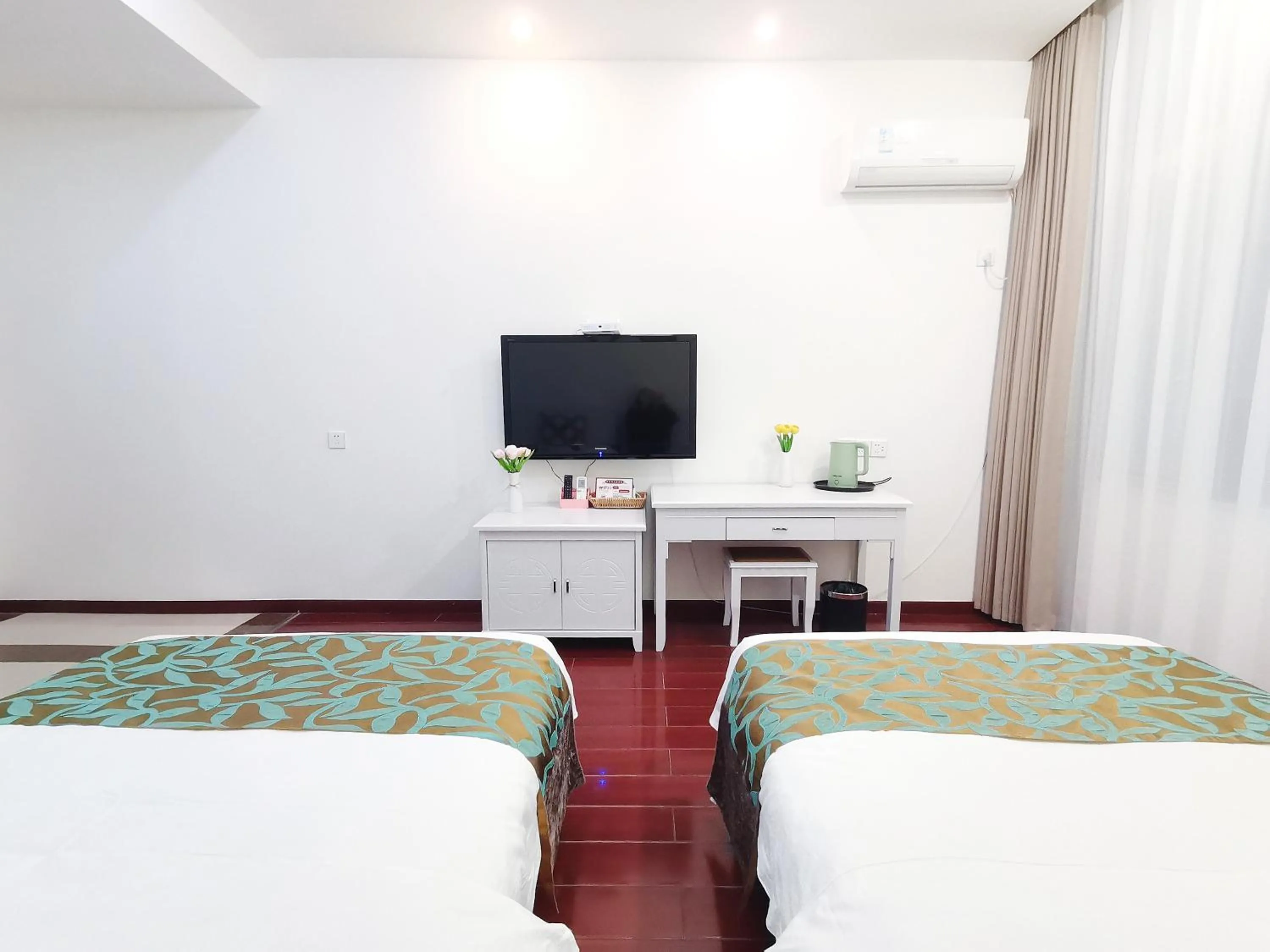 Bedroom, Bed in Emeishan Moon Bay Hotel