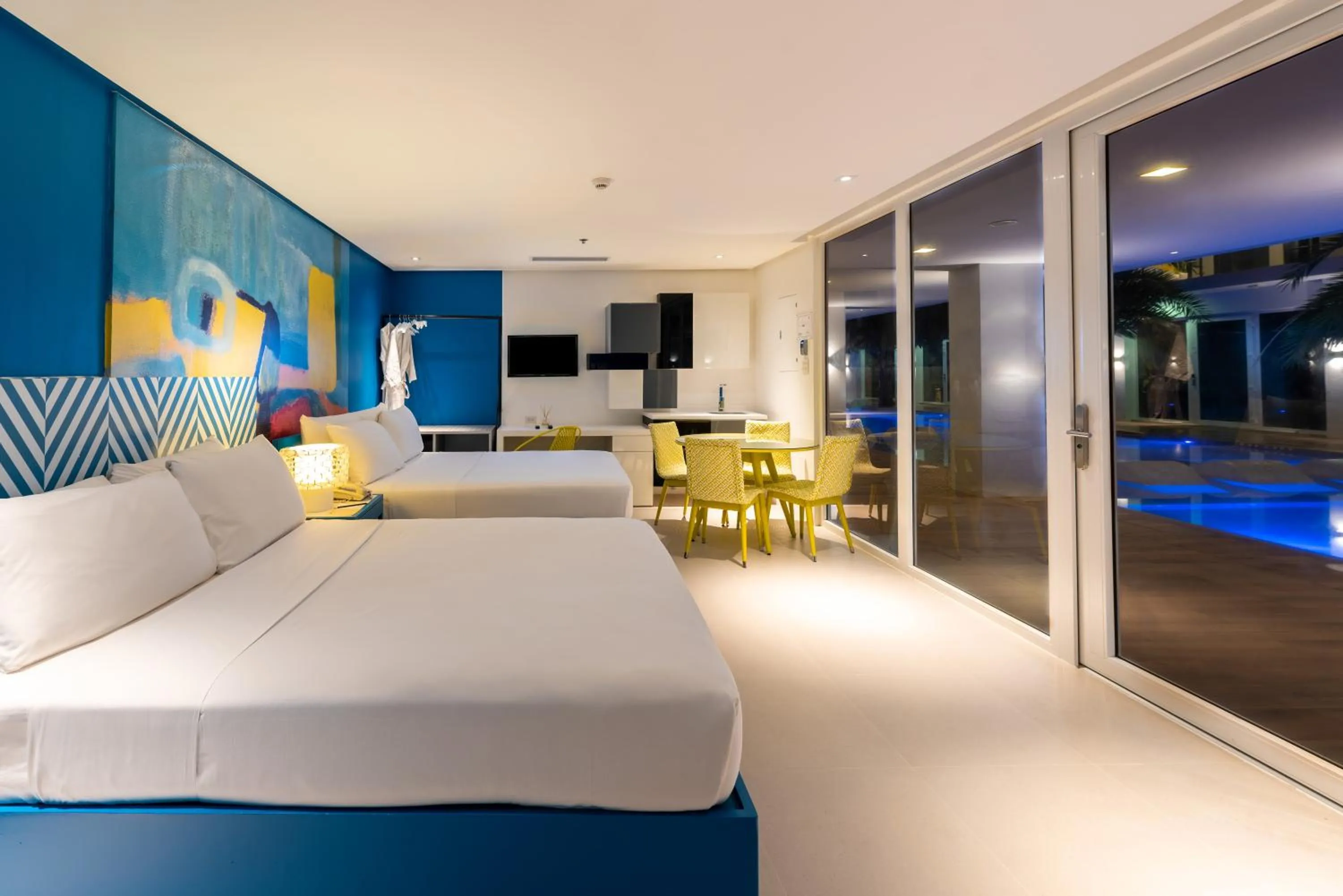 Photo of the whole room, Bed in Astoria Current