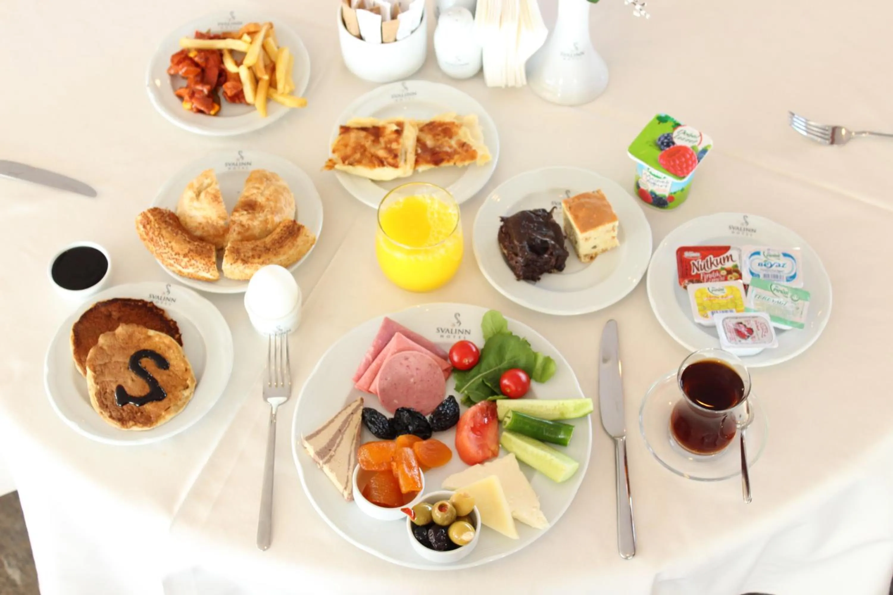 Buffet breakfast in Svalinn Hotel