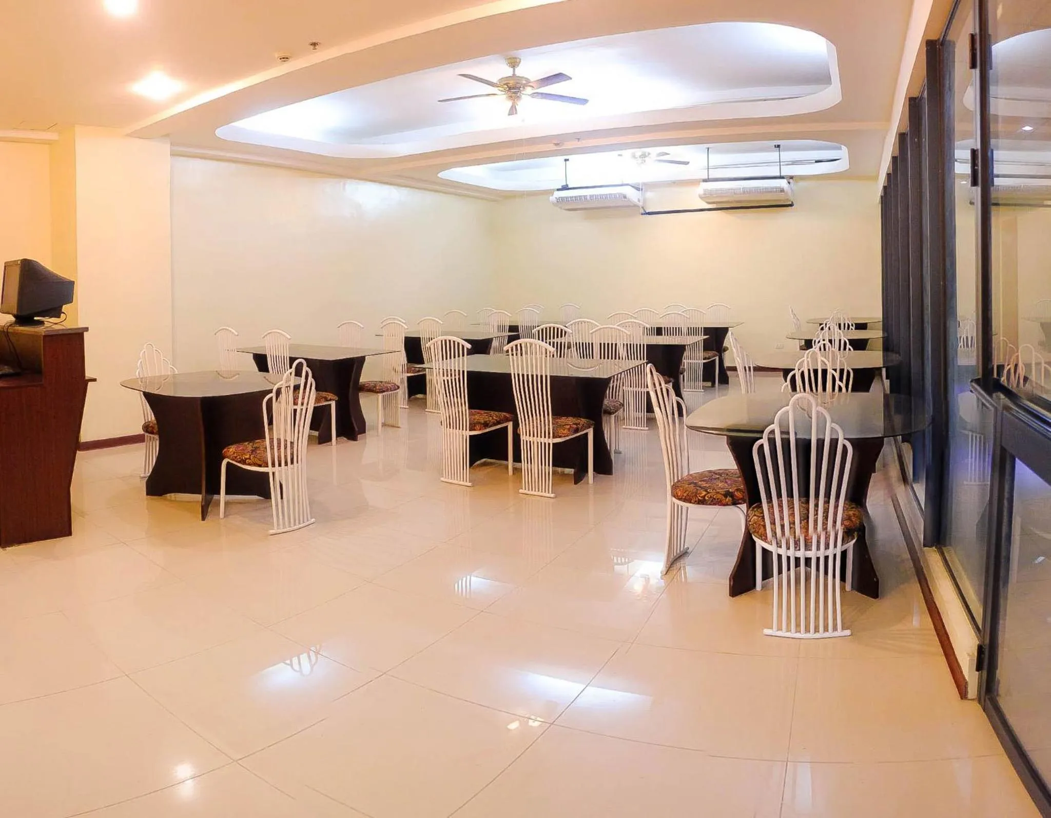 Restaurant/places to eat in Metro Park Hotel Mandaue