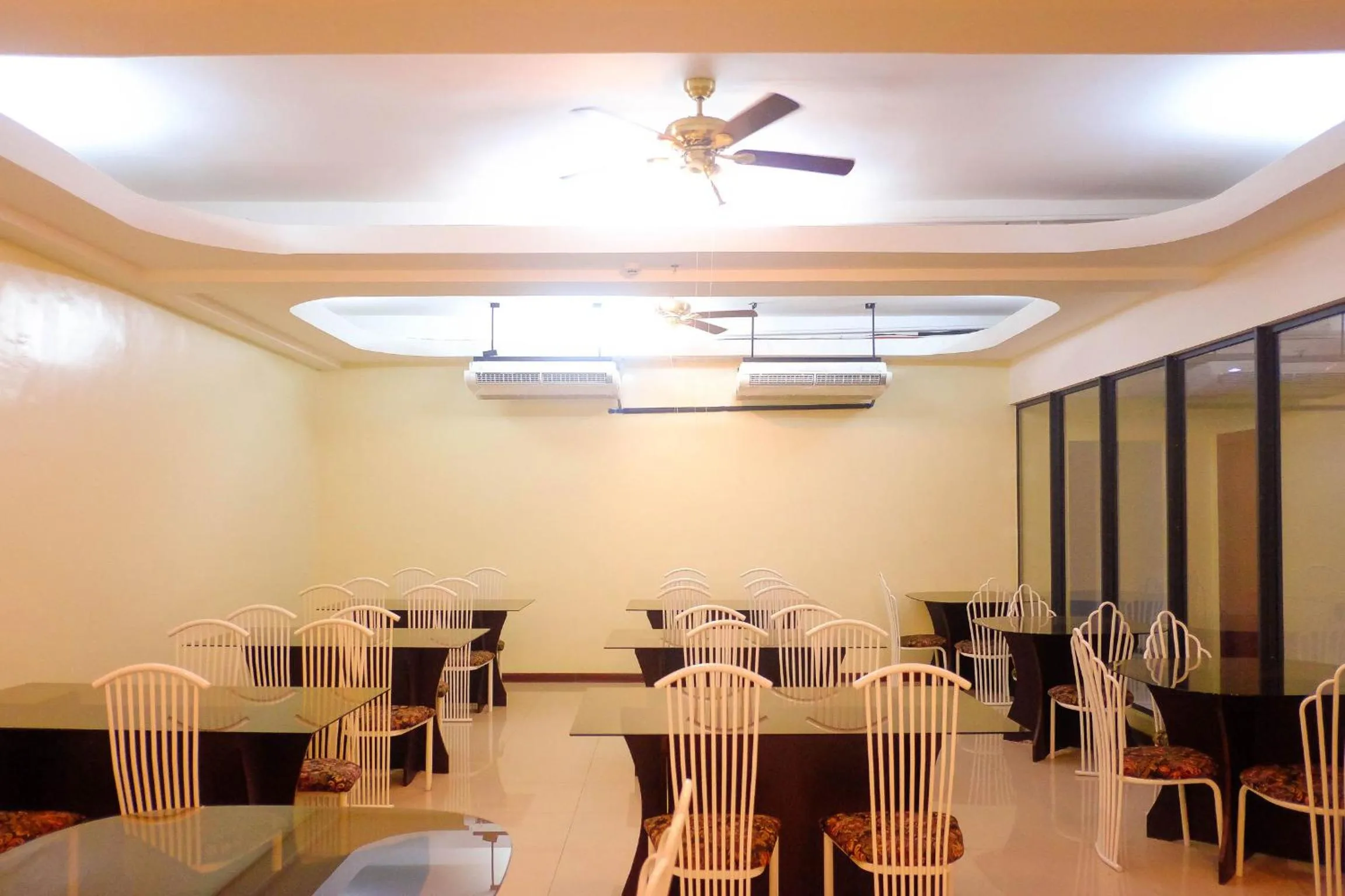 Restaurant/places to eat in Metro Park Hotel Mandaue