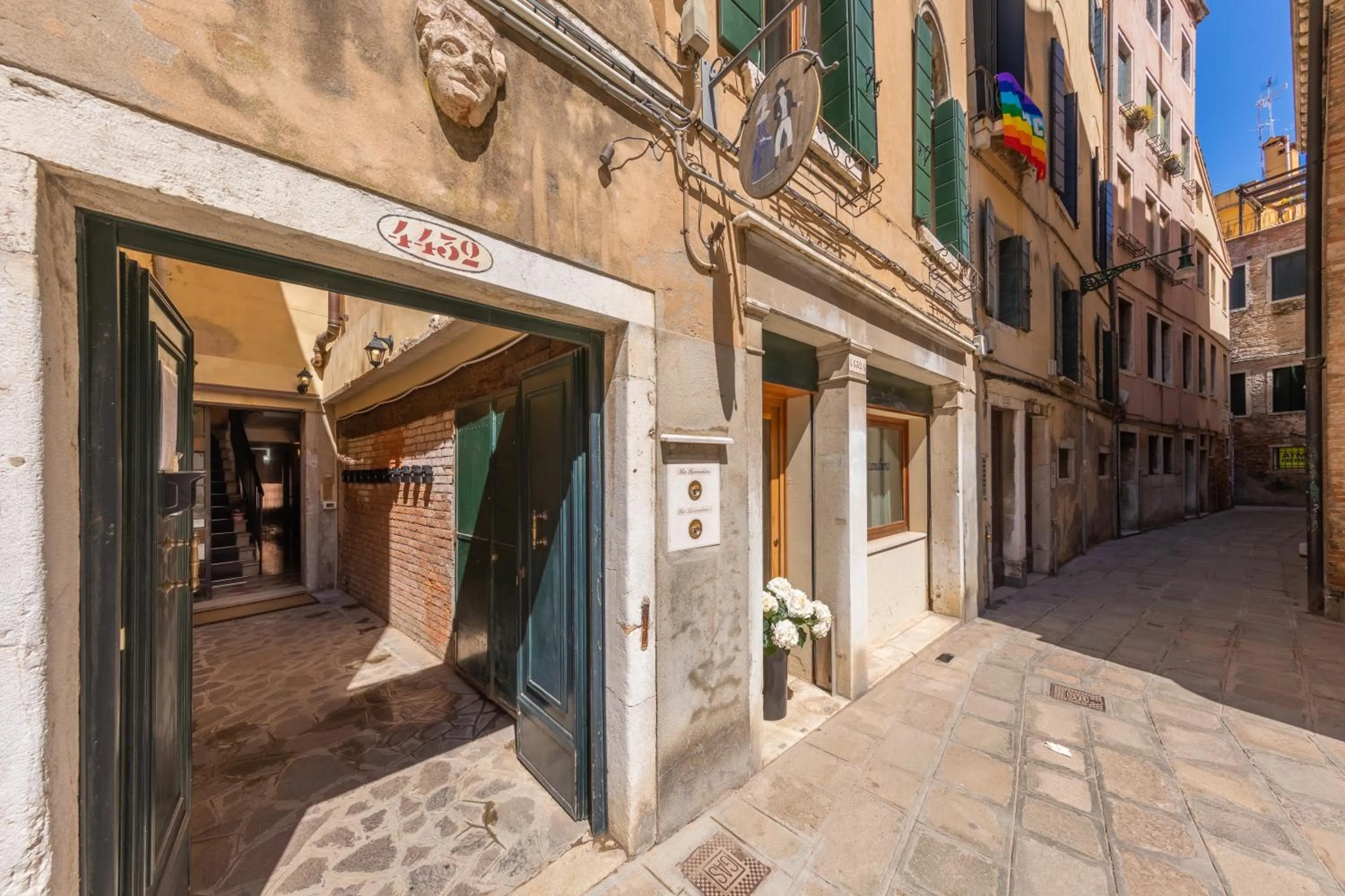 Facade/entrance in La Locandiera