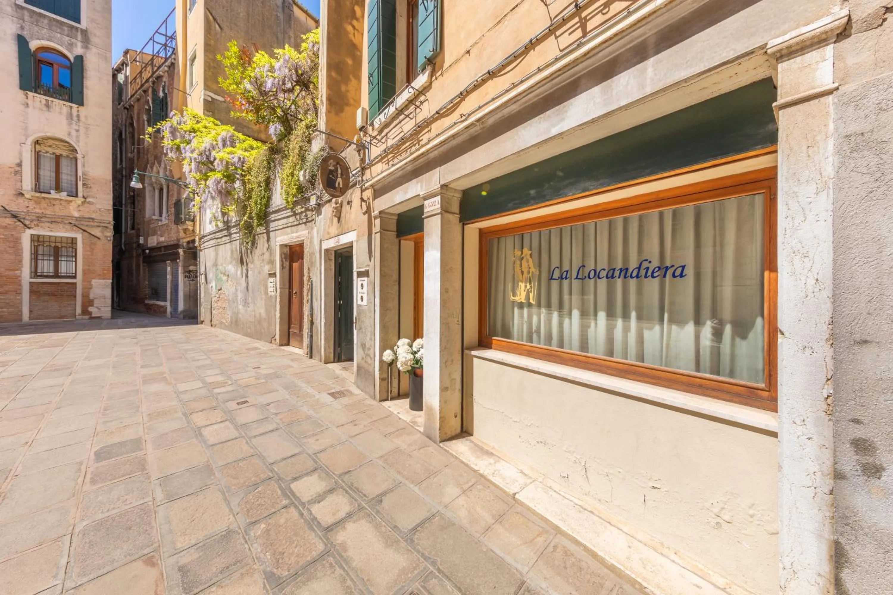 Facade/entrance in La Locandiera
