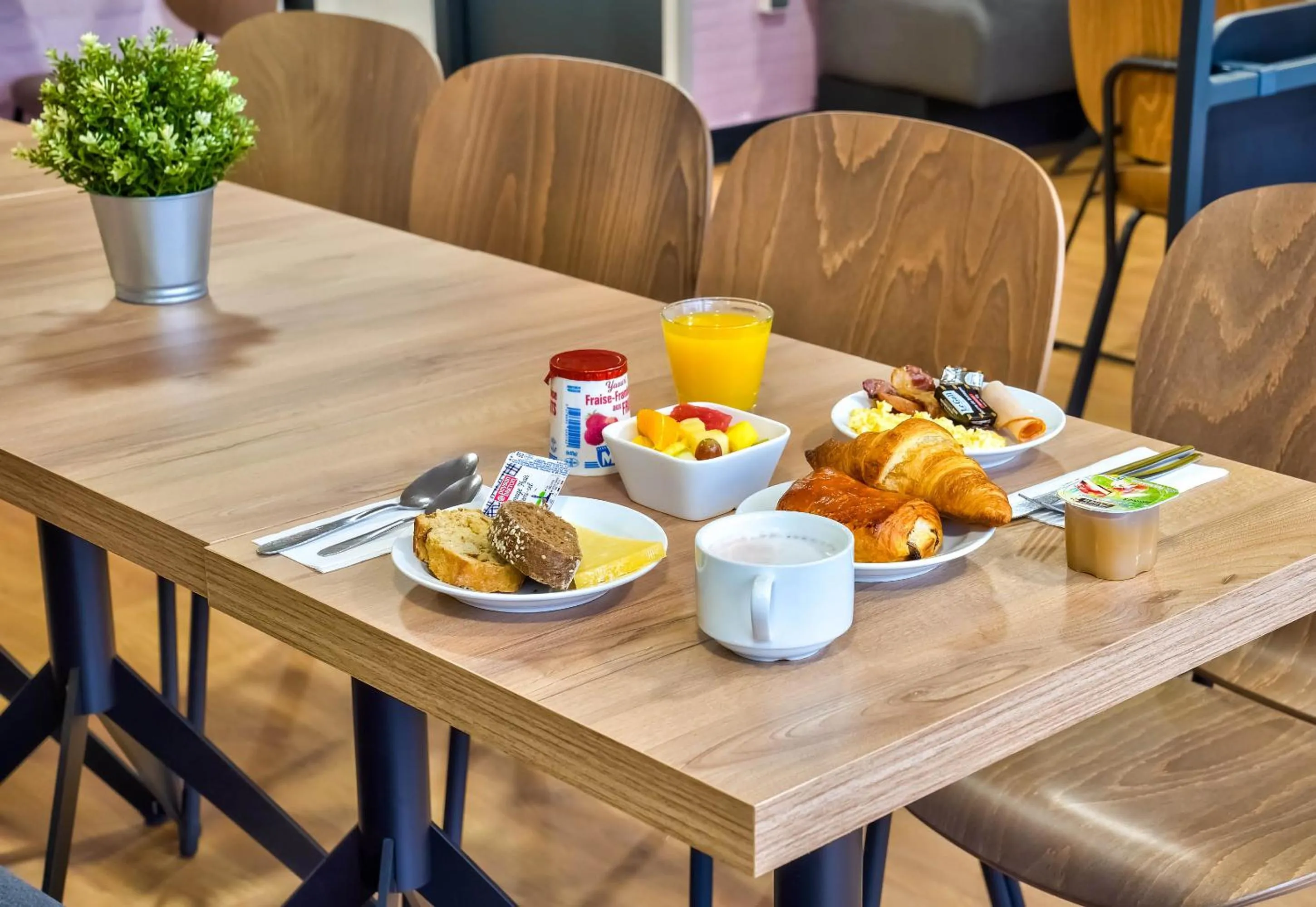 Breakfast in B&B HOTEL Paris Porte de Châtillon