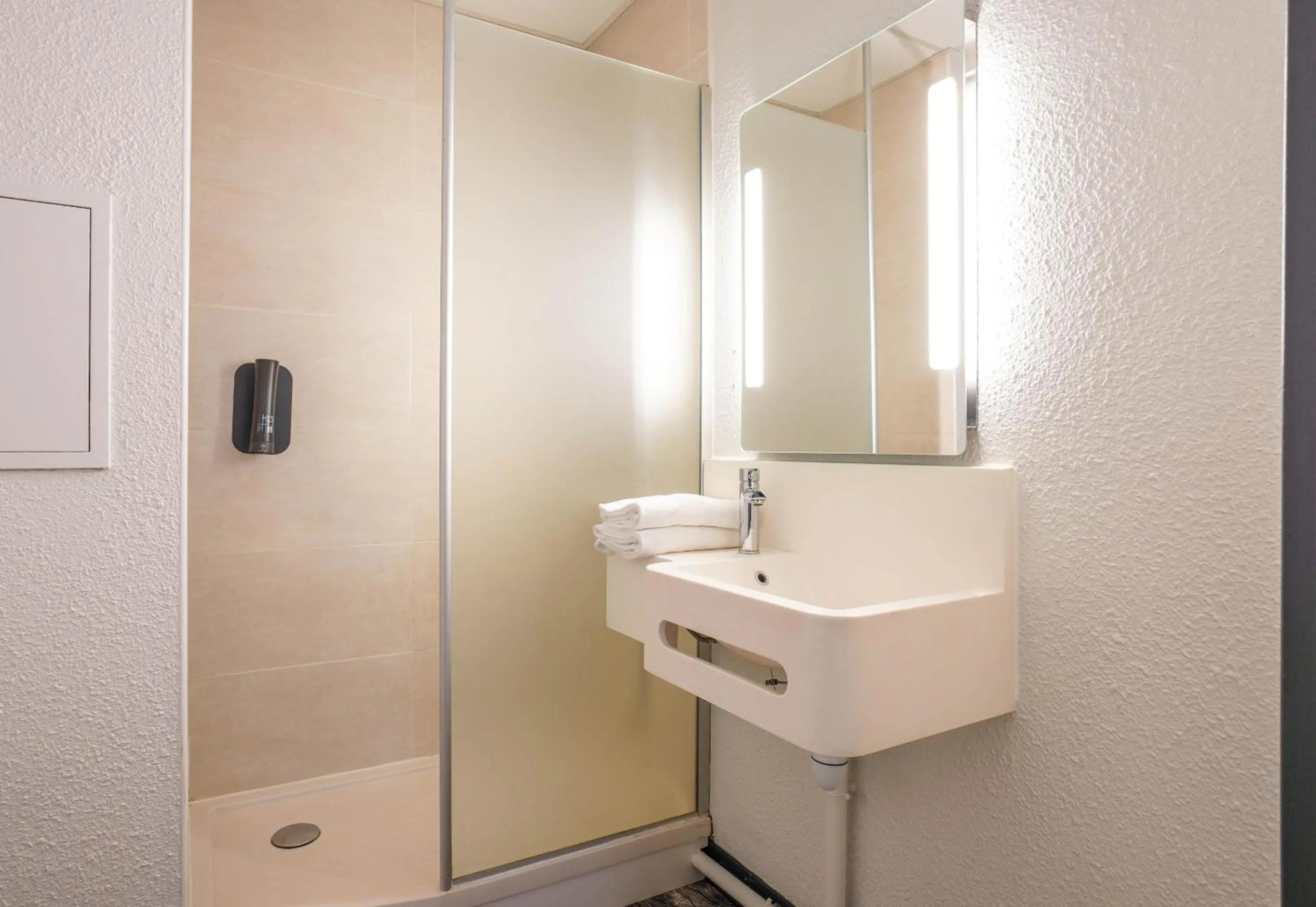 Bathroom in B&B HOTEL Paris Porte de Châtillon