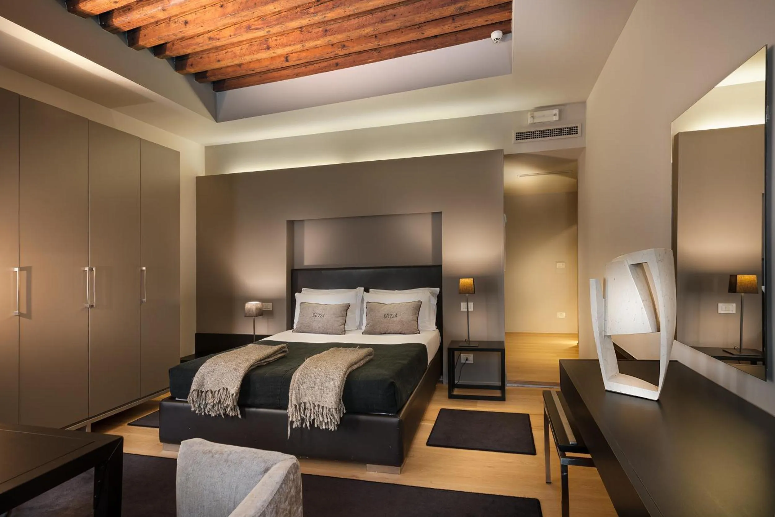 Photo of the whole room, Bed in Charming House DD724