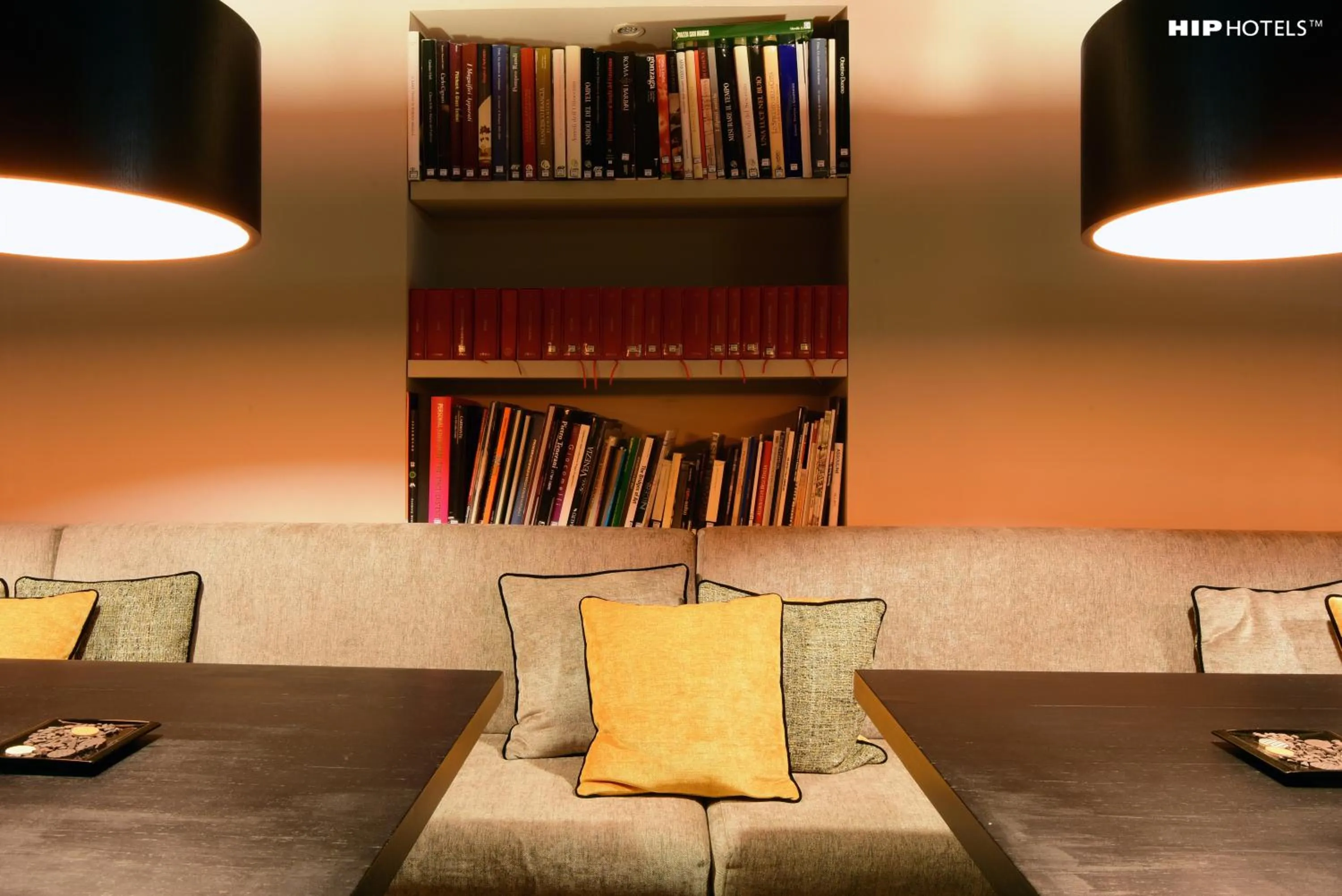 Library in Charming House DD724