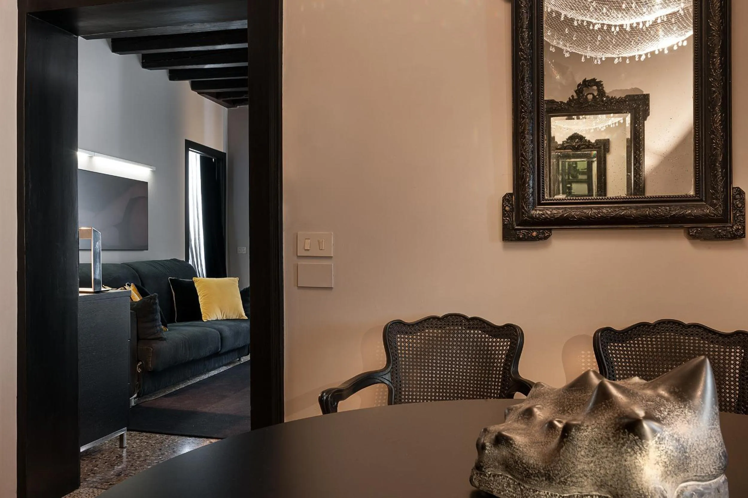 Decorative detail in Charming House DD724