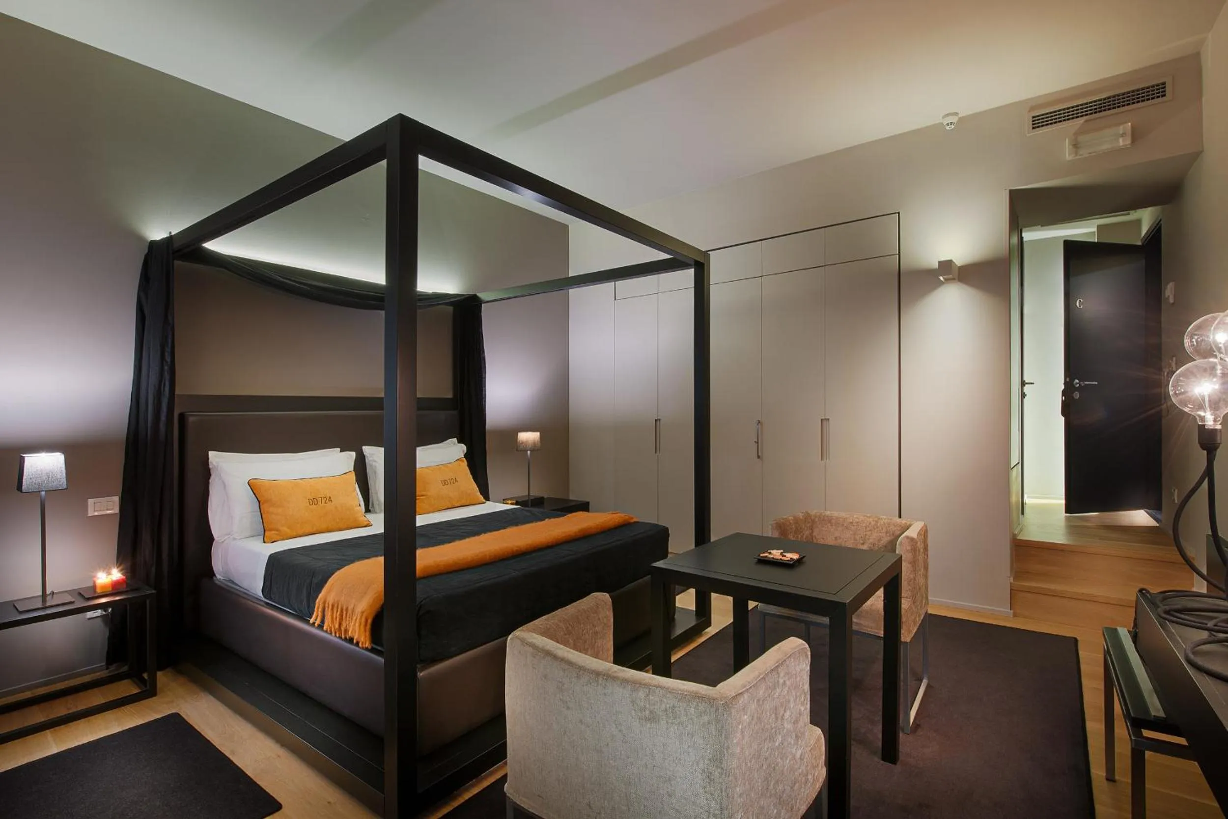 Photo of the whole room, Bed in Charming House DD724