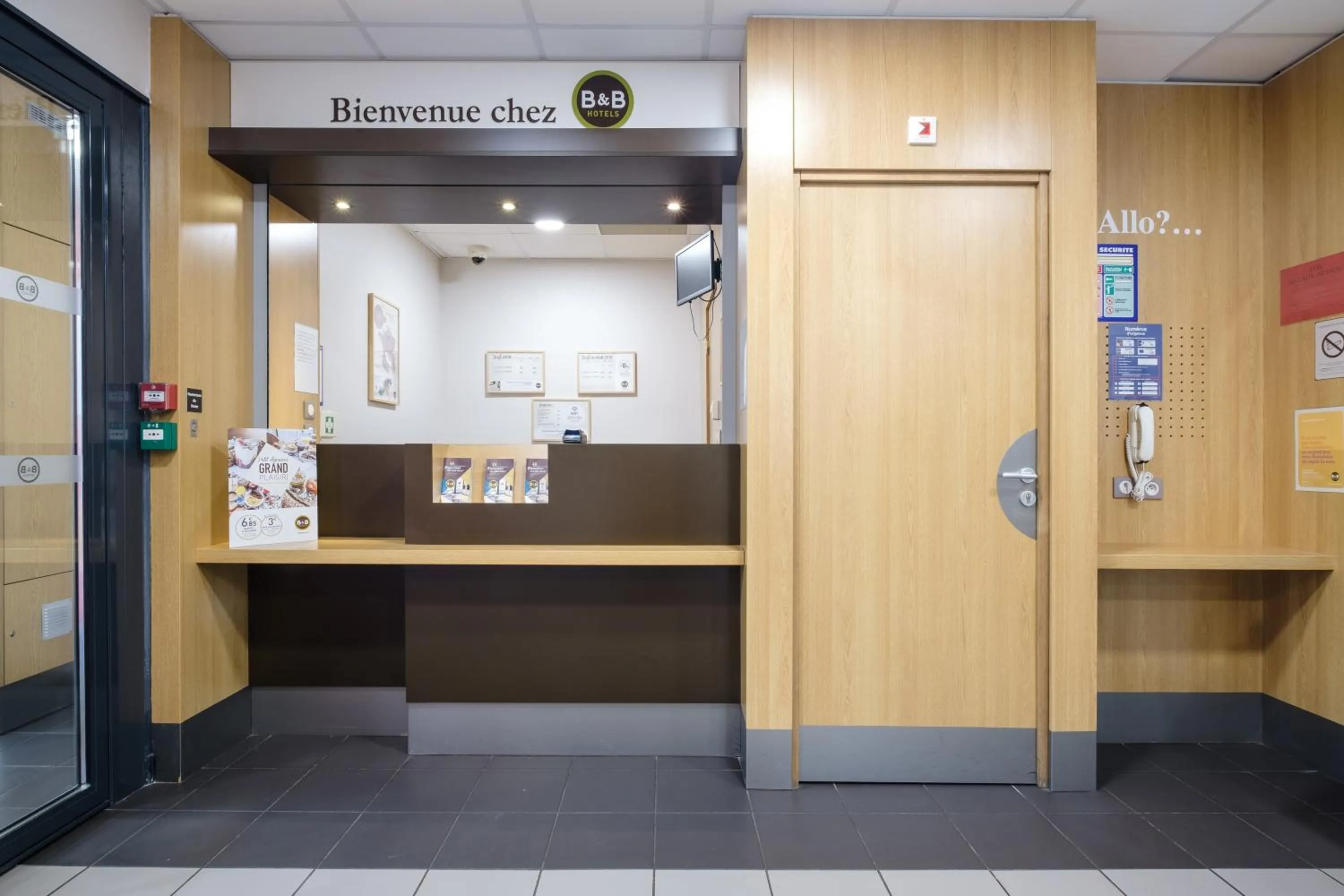 Lobby or reception in B&B HOTEL Lille Tourcoing Centre