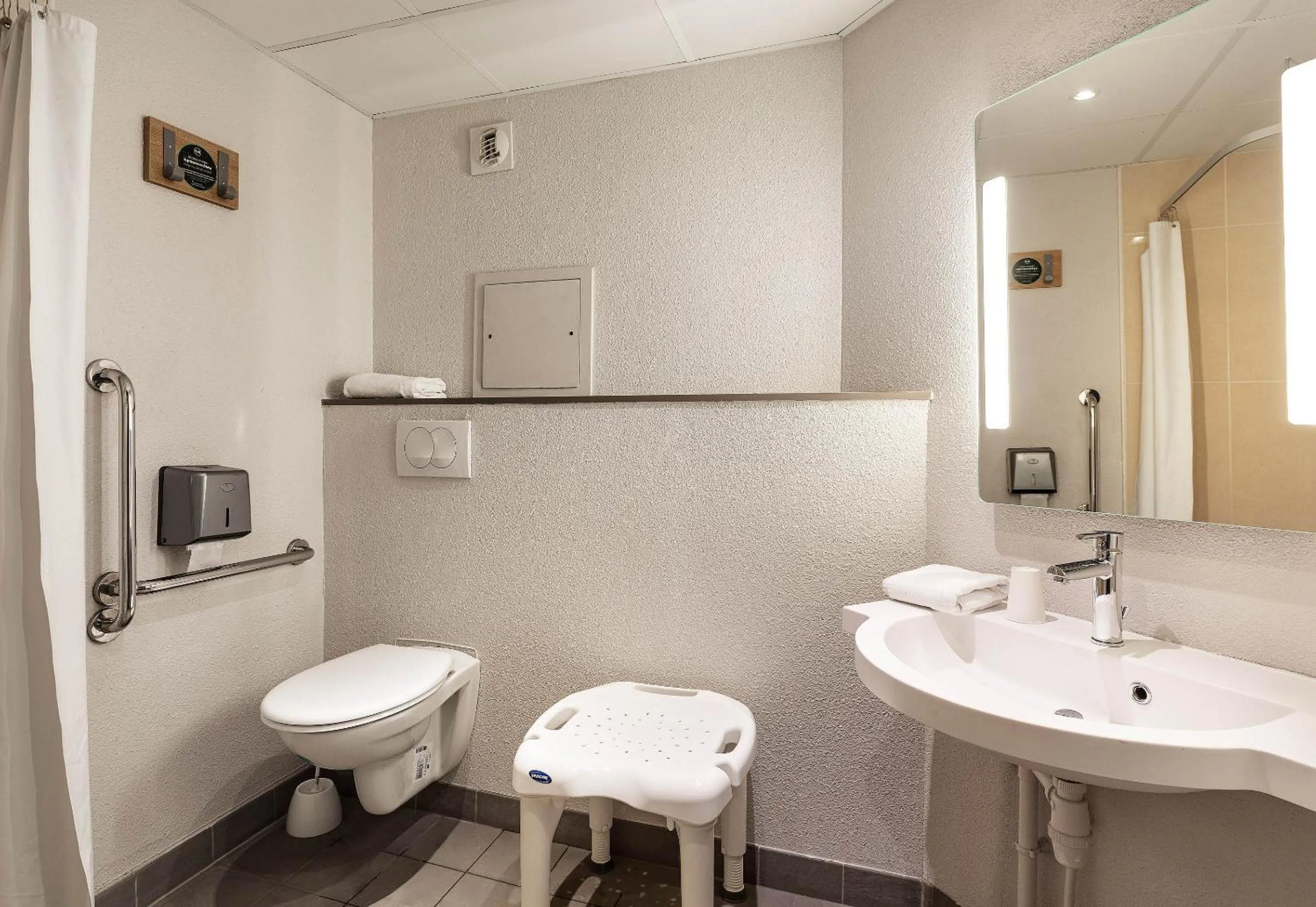 Bathroom in B&B HOTEL Lille Tourcoing Centre