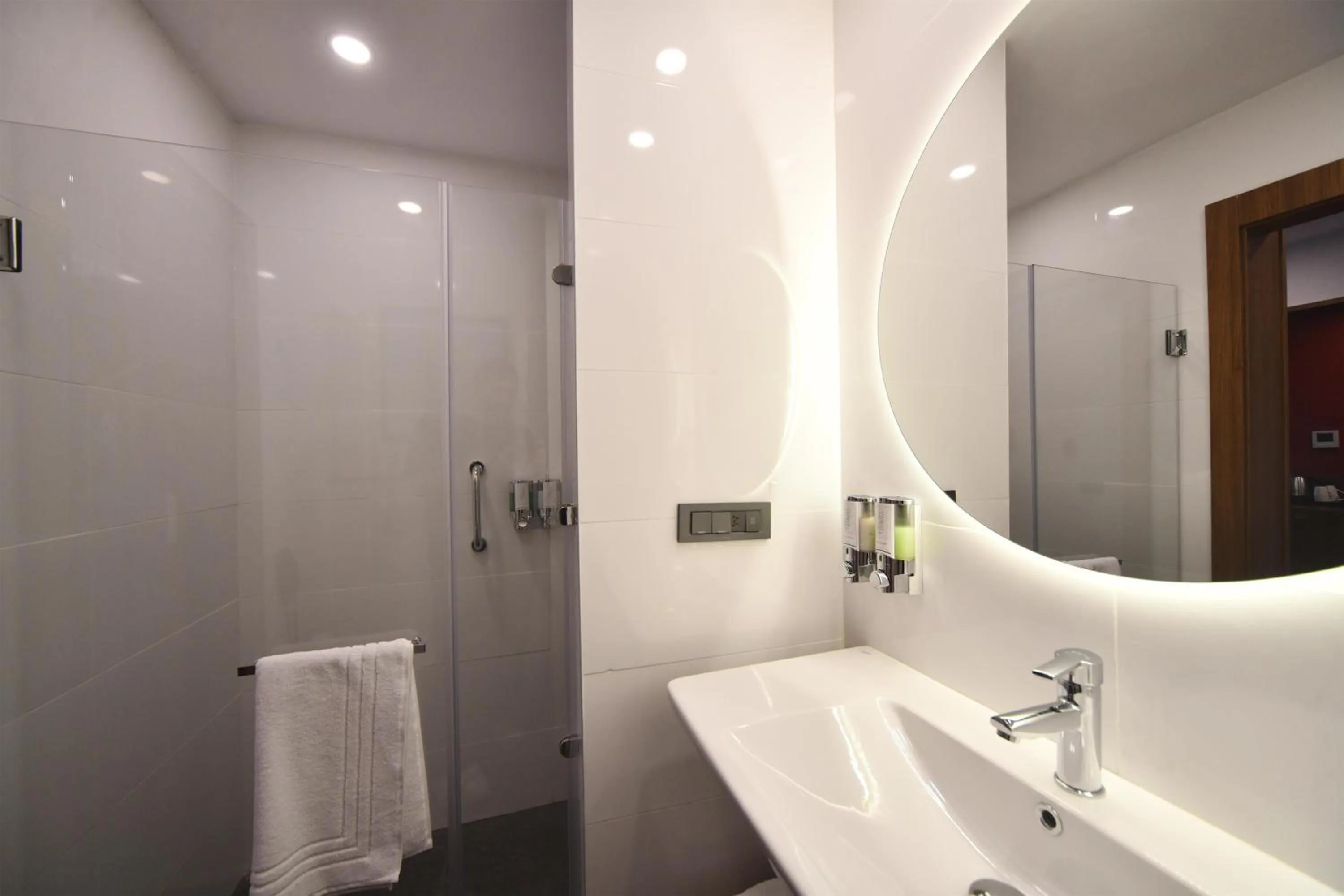 Bathroom in Hampton By Hilton Denizli