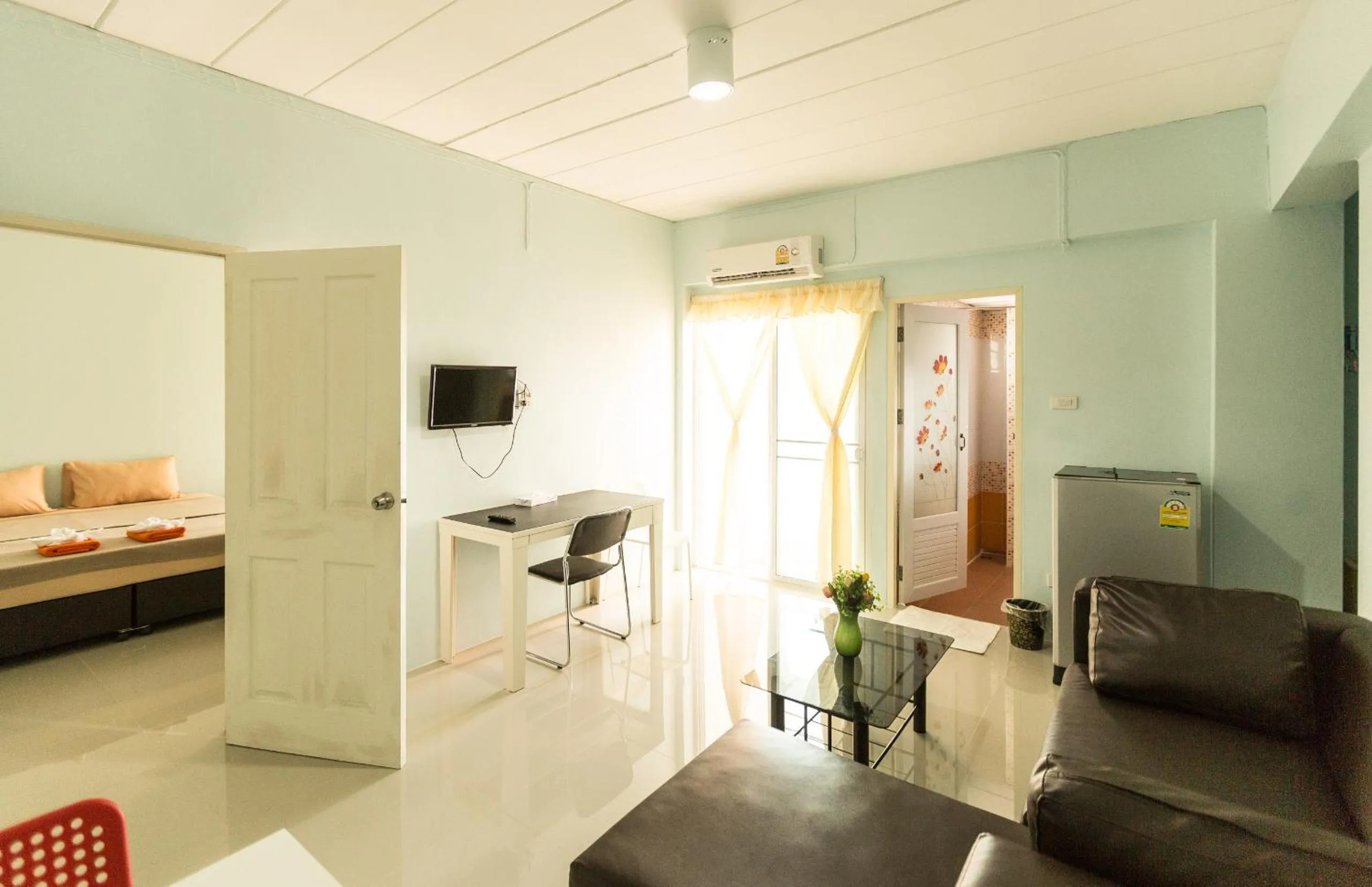 Photo of the whole room in V at Bangsaen