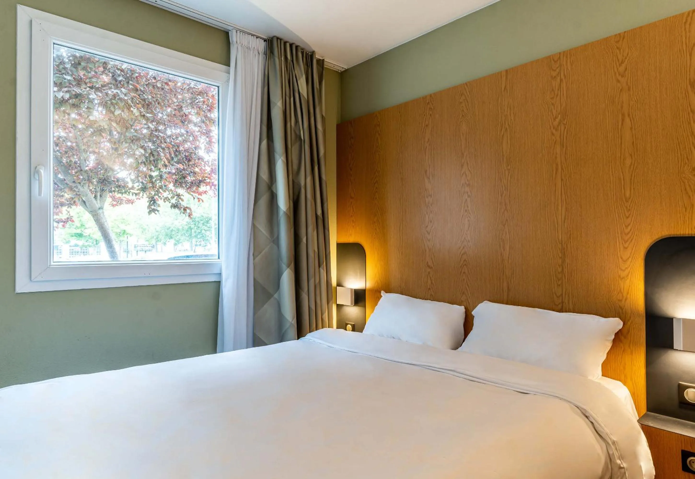 Bedroom, Bed in B&B HOTEL Aix-en-Provence Le Tholonet