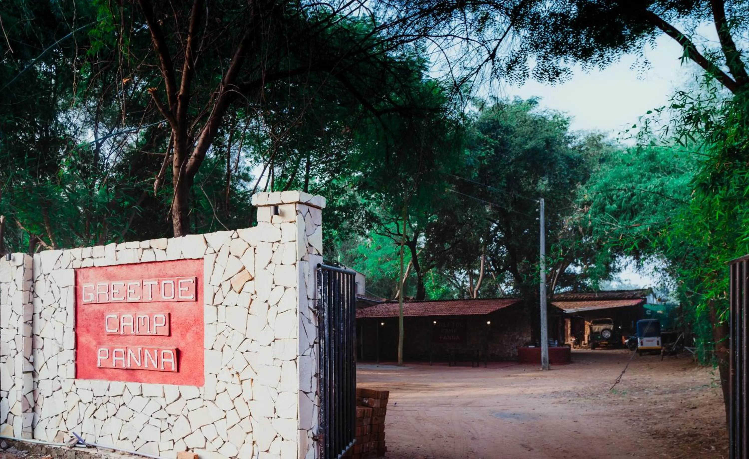 Facade/entrance in Greetoe Camp Panna