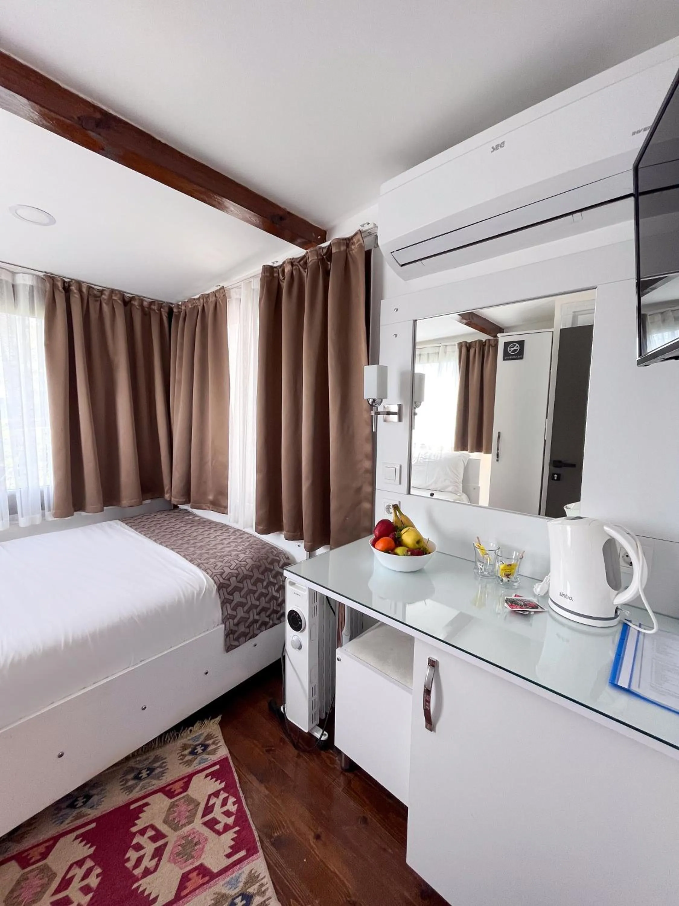 Photo of the whole room, Bed in Galley Hotel