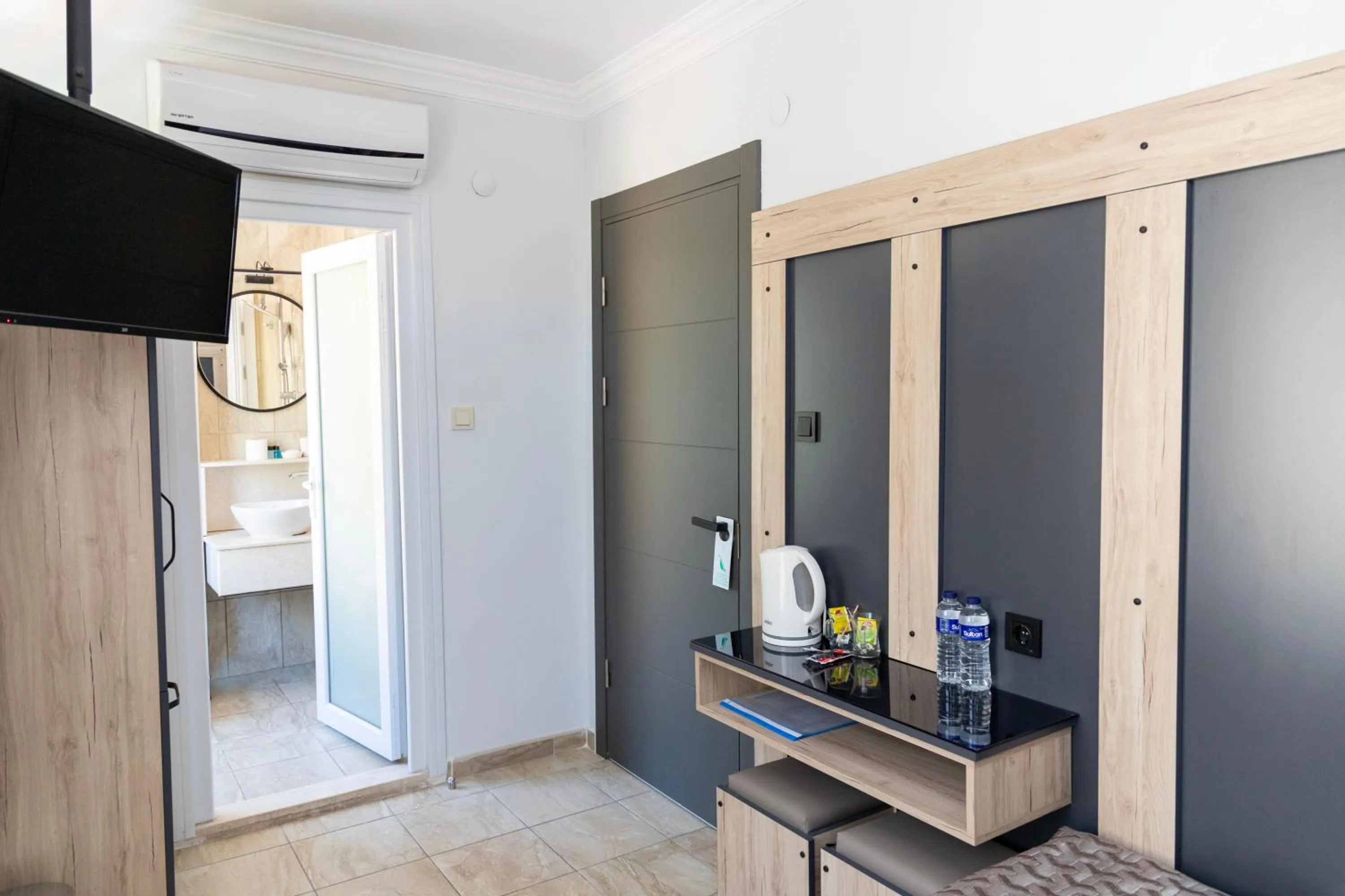 Photo of the whole room in Galley Hotel